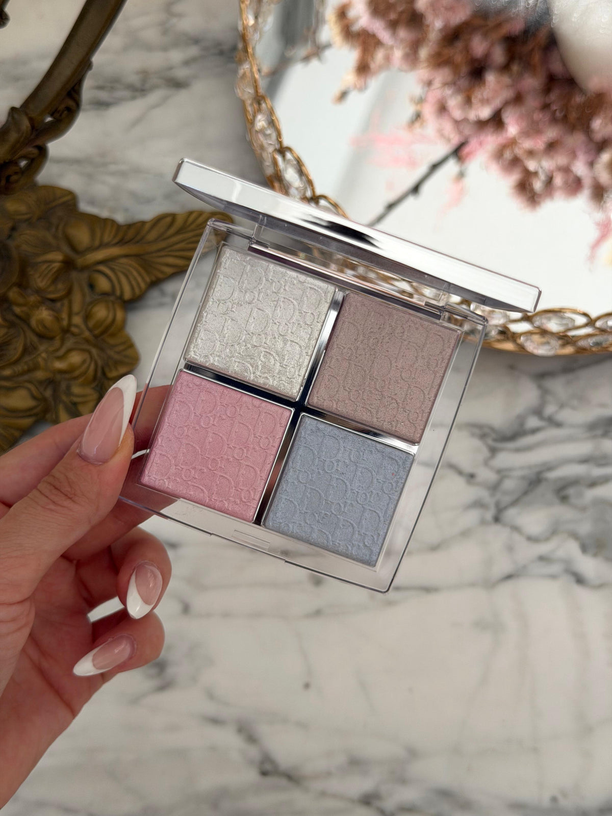 DIOR Backstage Glow Maximizer Palette (002)
Multi-Use Highlighter and Blush - Multi-Reflective Glow