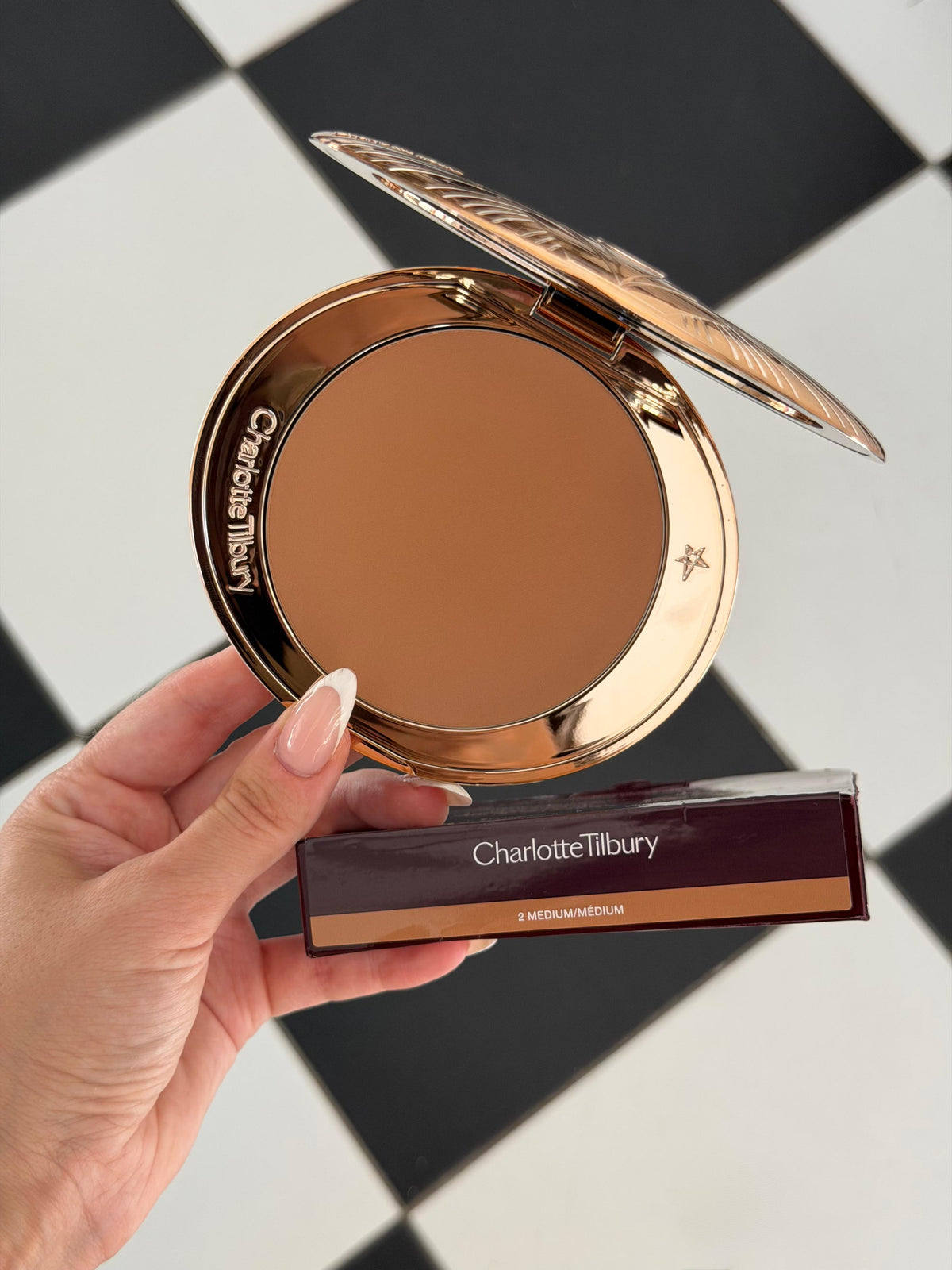 CHARLOTTE TILBURY Airbrush Bronzer (2)
Matte Bronzing Filter For Face And Body