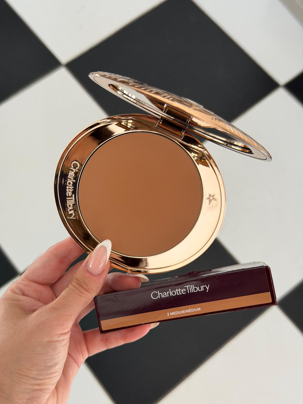 CHARLOTTE TILBURY Airbrush Bronzer (2)
Matte Bronzing Filter For Face And Body