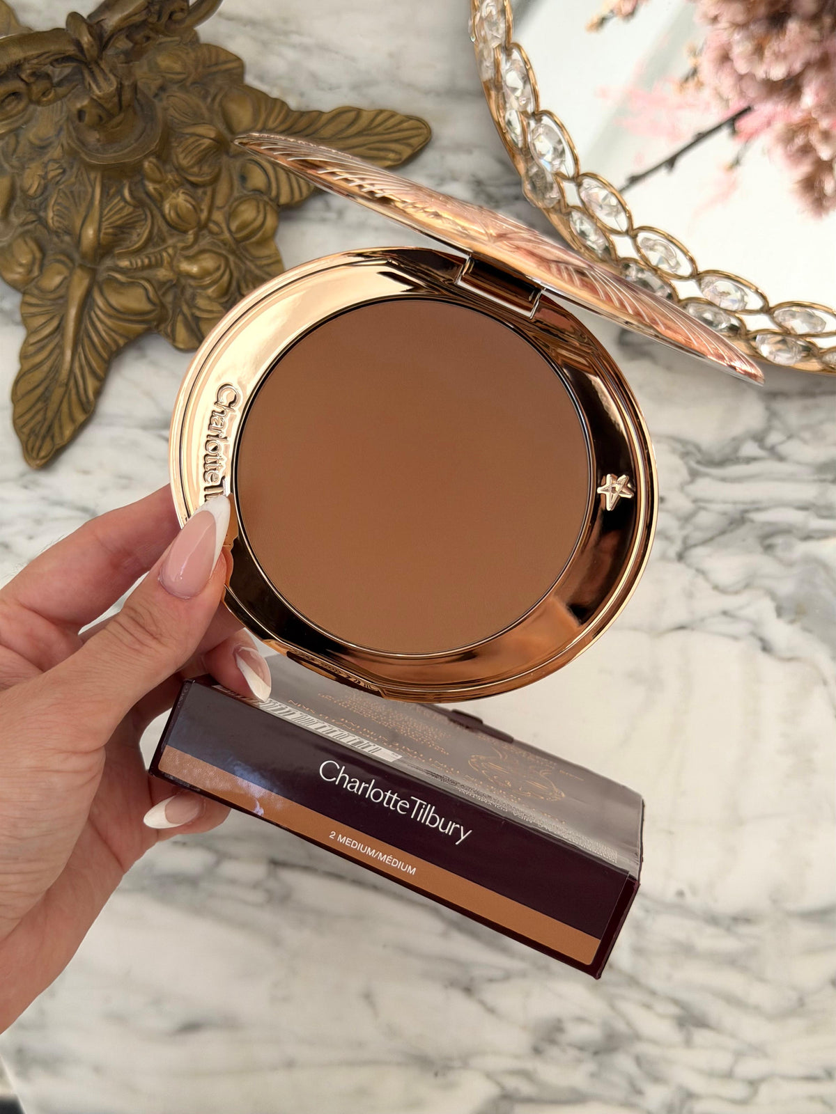 CHARLOTTE TILBURY Airbrush Bronzer (2)
Matte Bronzing Filter For Face And Body