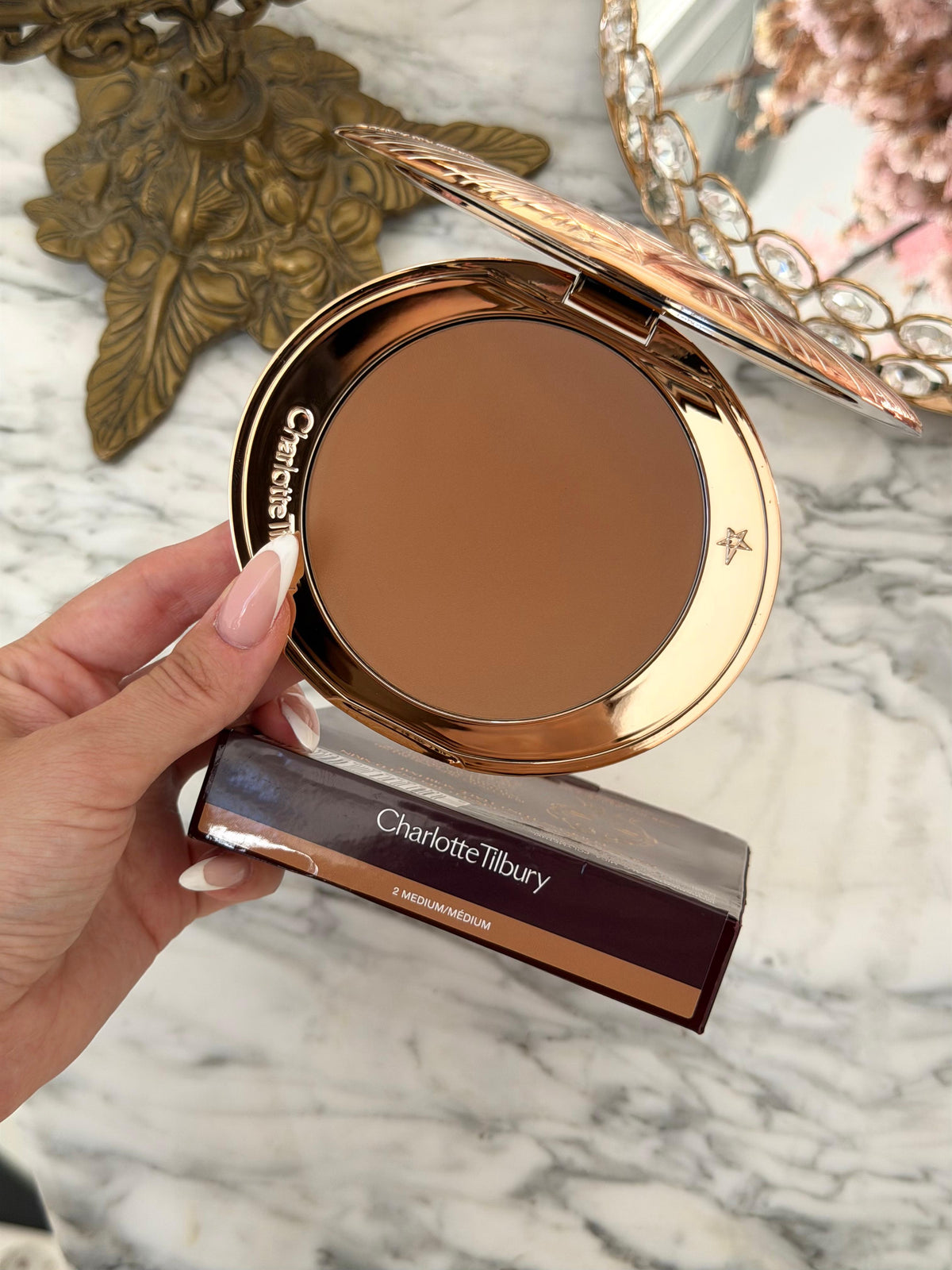 CHARLOTTE TILBURY Airbrush Bronzer (2)
Matte Bronzing Filter For Face And Body