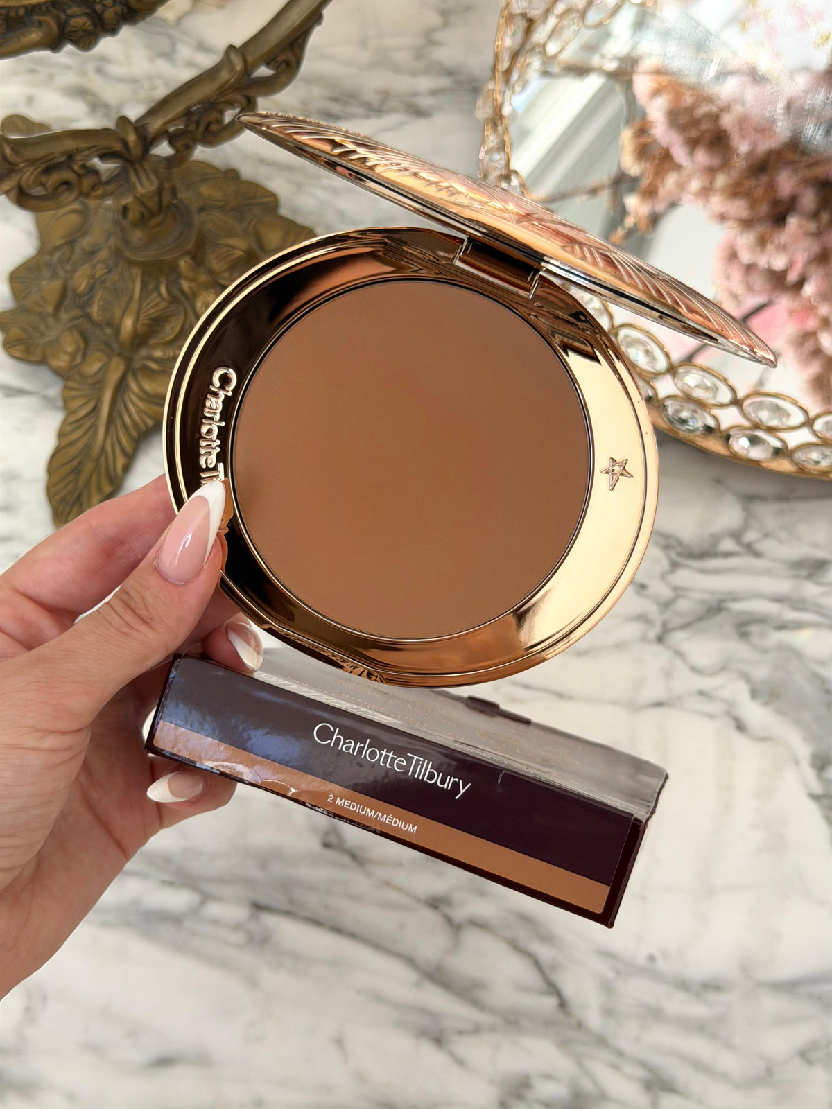 CHARLOTTE TILBURY Airbrush Bronzer (2)
Matte Bronzing Filter For Face And Body