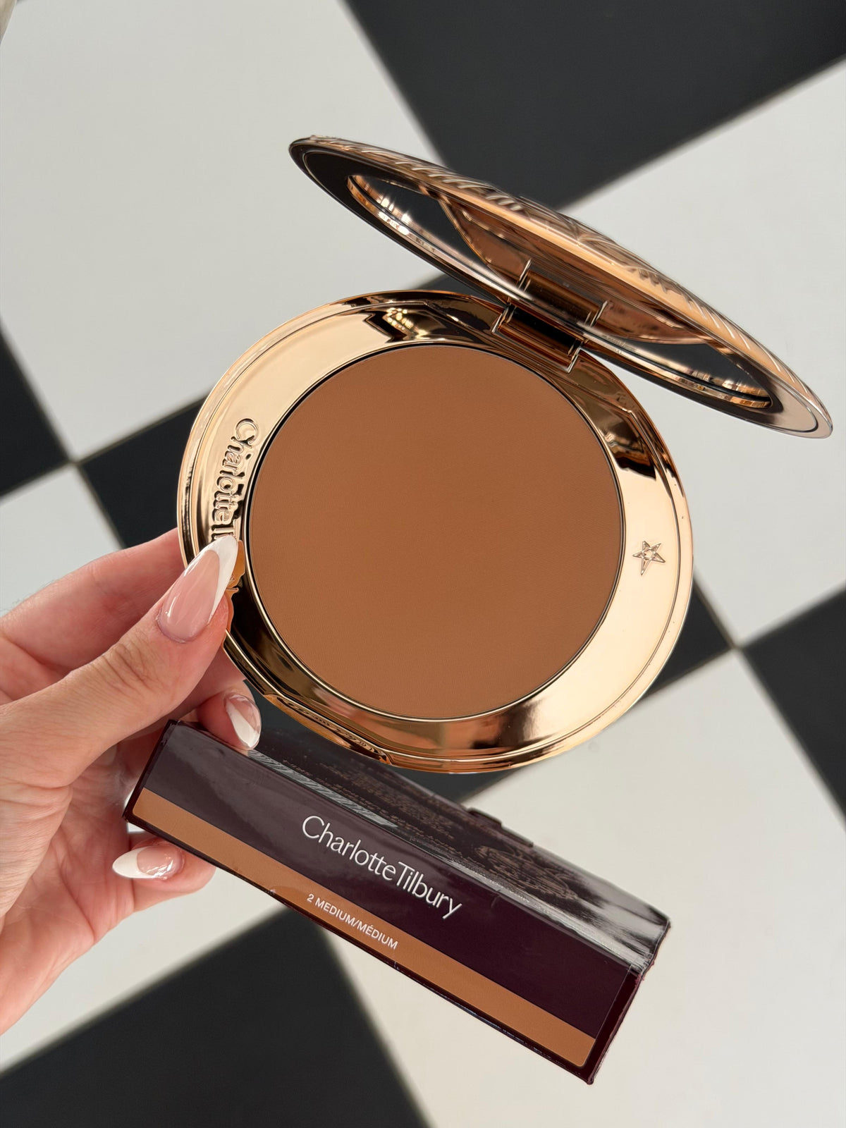CHARLOTTE TILBURY Airbrush Bronzer (2)
Matte Bronzing Filter For Face And Body