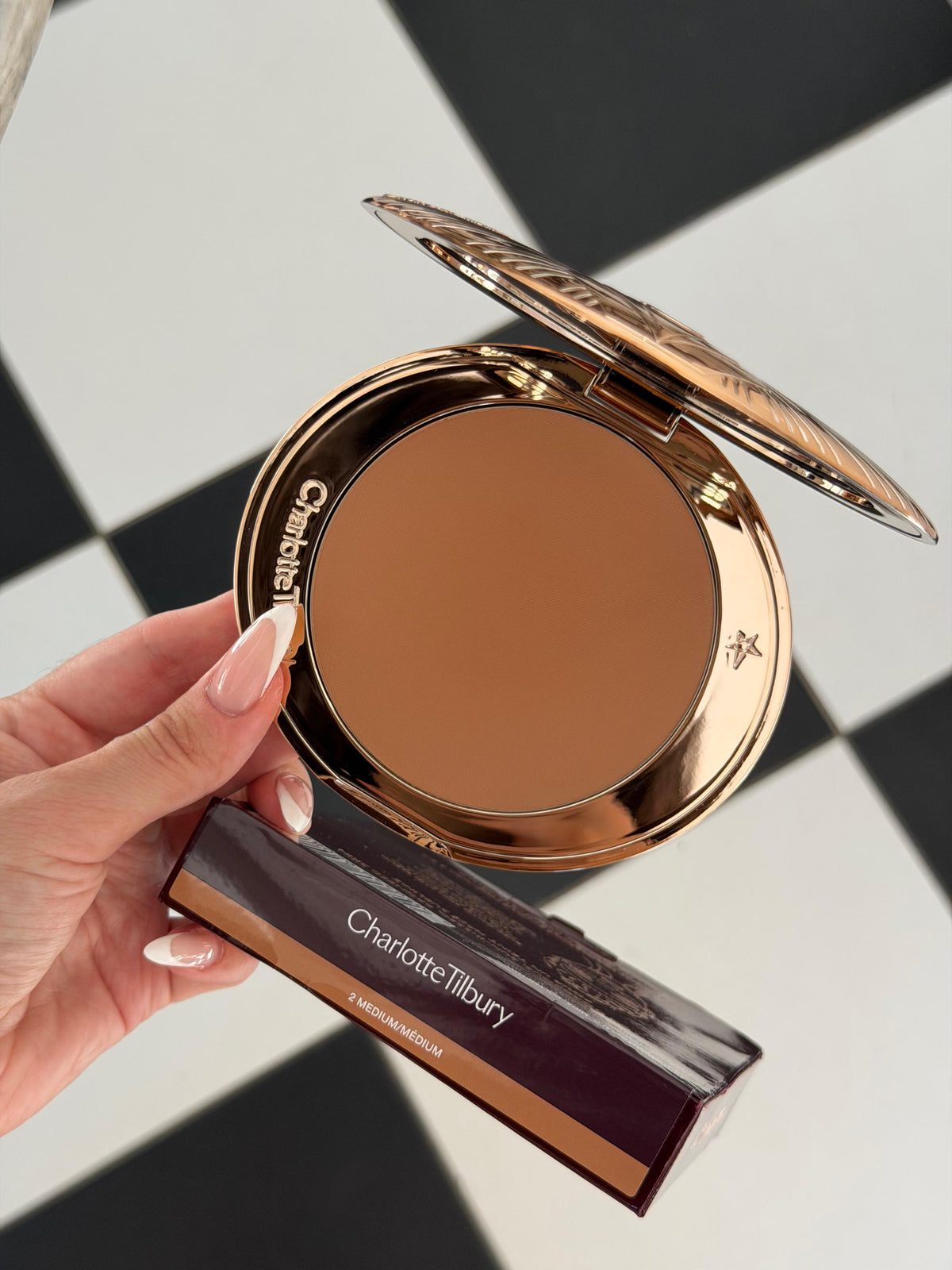 CHARLOTTE TILBURY Airbrush Bronzer (2)
Matte Bronzing Filter For Face And Body