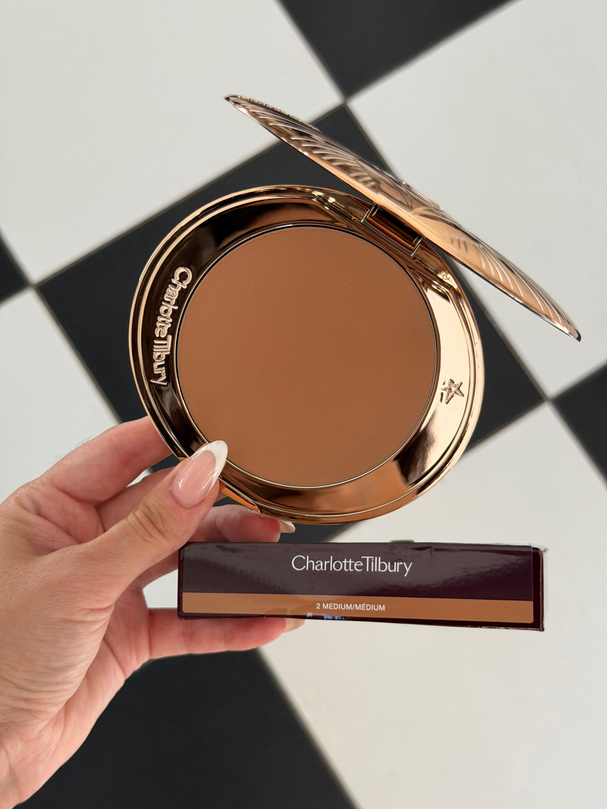CHARLOTTE TILBURY Airbrush Bronzer (2)
Matte Bronzing Filter For Face And Body