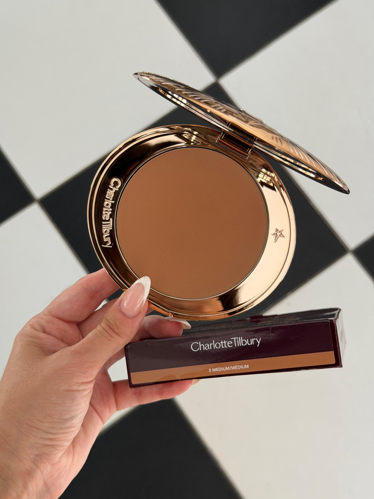 CHARLOTTE TILBURY Airbrush Bronzer (2)
Matte Bronzing Filter For Face And Body