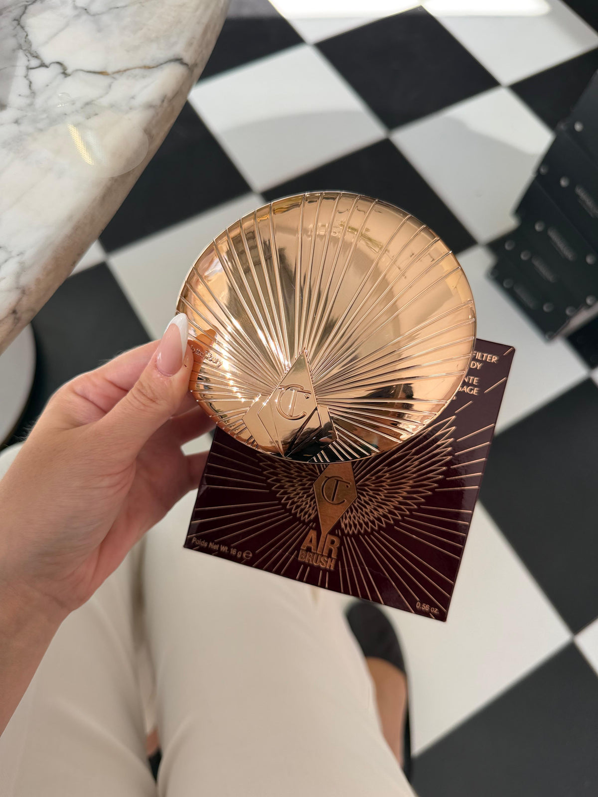 CHARLOTTE TILBURY Airbrush Bronzer (2)
Matte Bronzing Filter For Face And Body