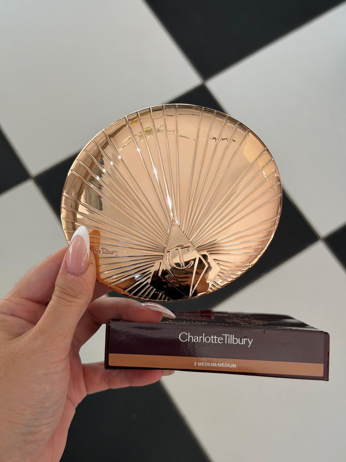 CHARLOTTE TILBURY Airbrush Bronzer (2)
Matte Bronzing Filter For Face And Body