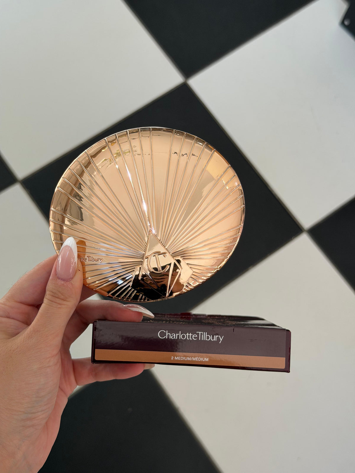 CHARLOTTE TILBURY Airbrush Bronzer (2)
Matte Bronzing Filter For Face And Body
