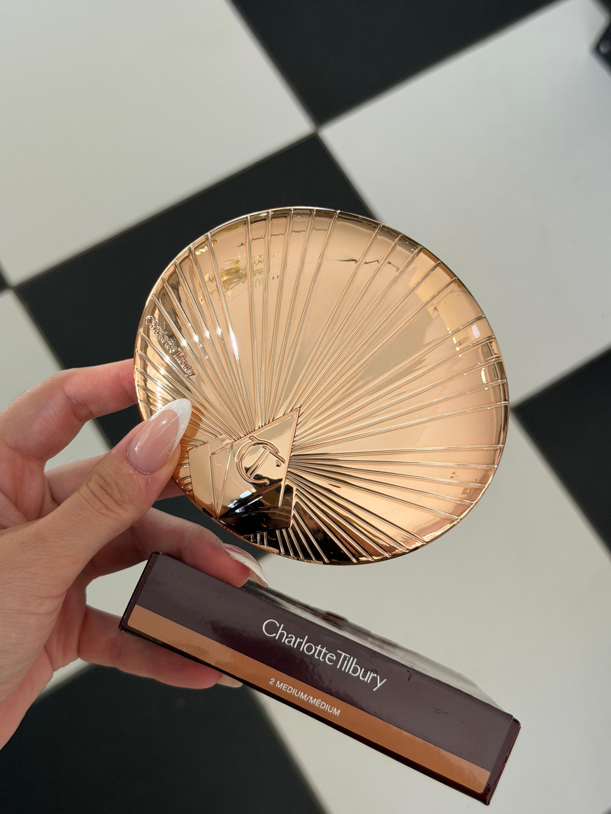 CHARLOTTE TILBURY Airbrush Bronzer (2)
Matte Bronzing Filter For Face And Body