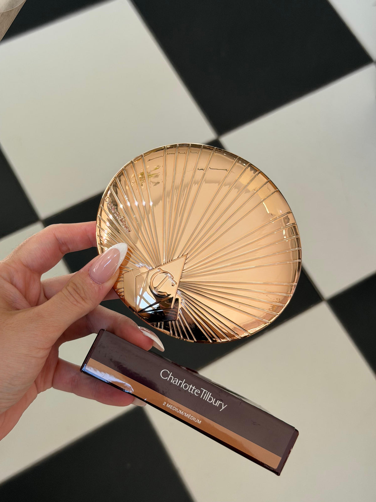 CHARLOTTE TILBURY Airbrush Bronzer (2)
Matte Bronzing Filter For Face And Body
