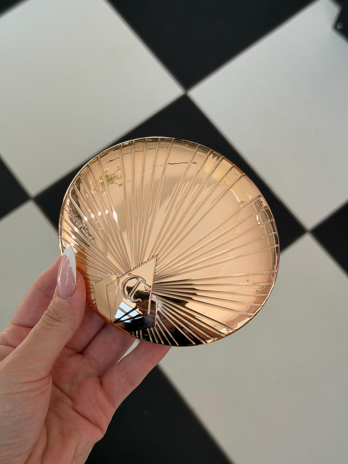 CHARLOTTE TILBURY Airbrush Bronzer (2)
Matte Bronzing Filter For Face And Body