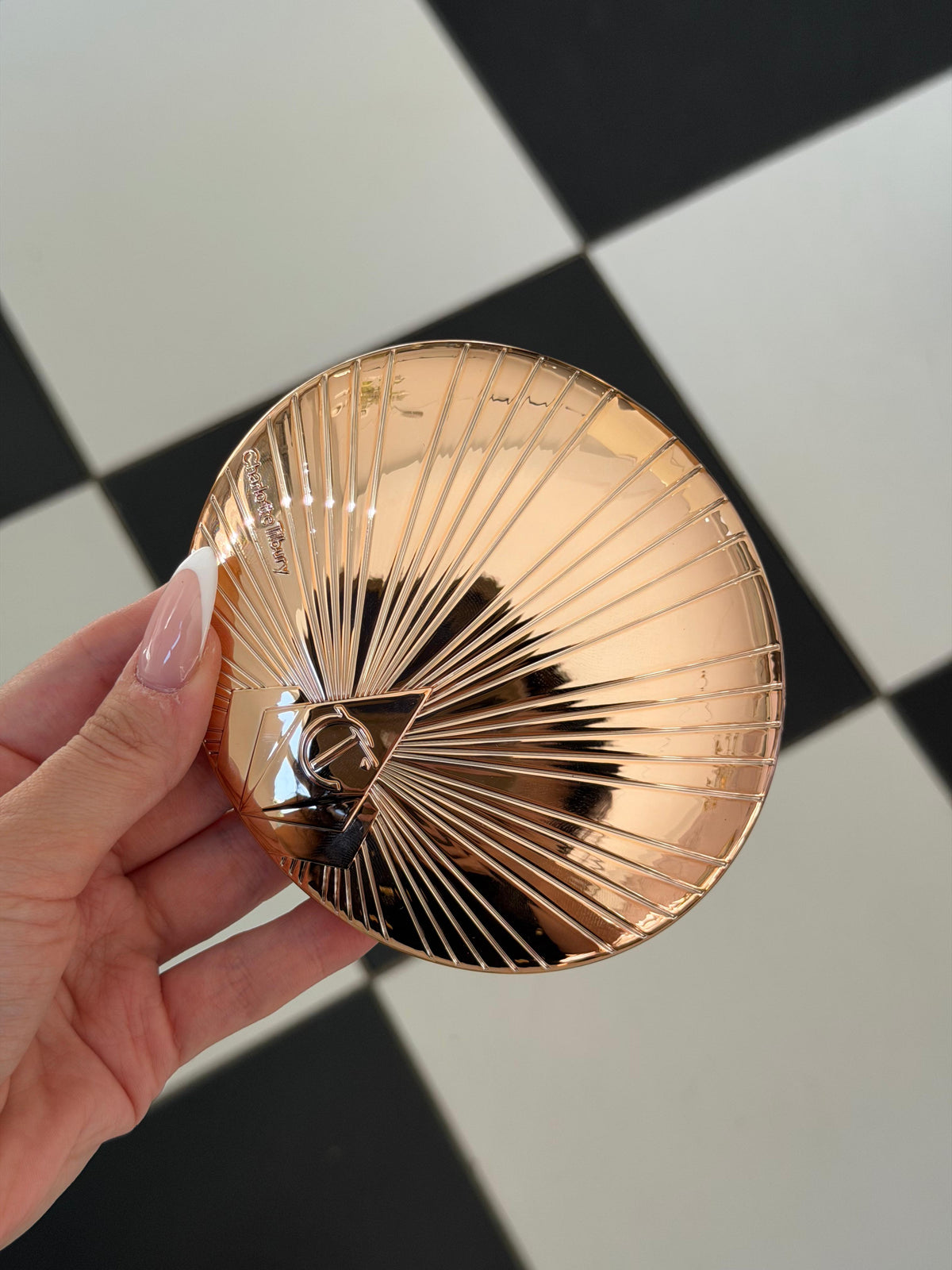 CHARLOTTE TILBURY Airbrush Bronzer (2)
Matte Bronzing Filter For Face And Body