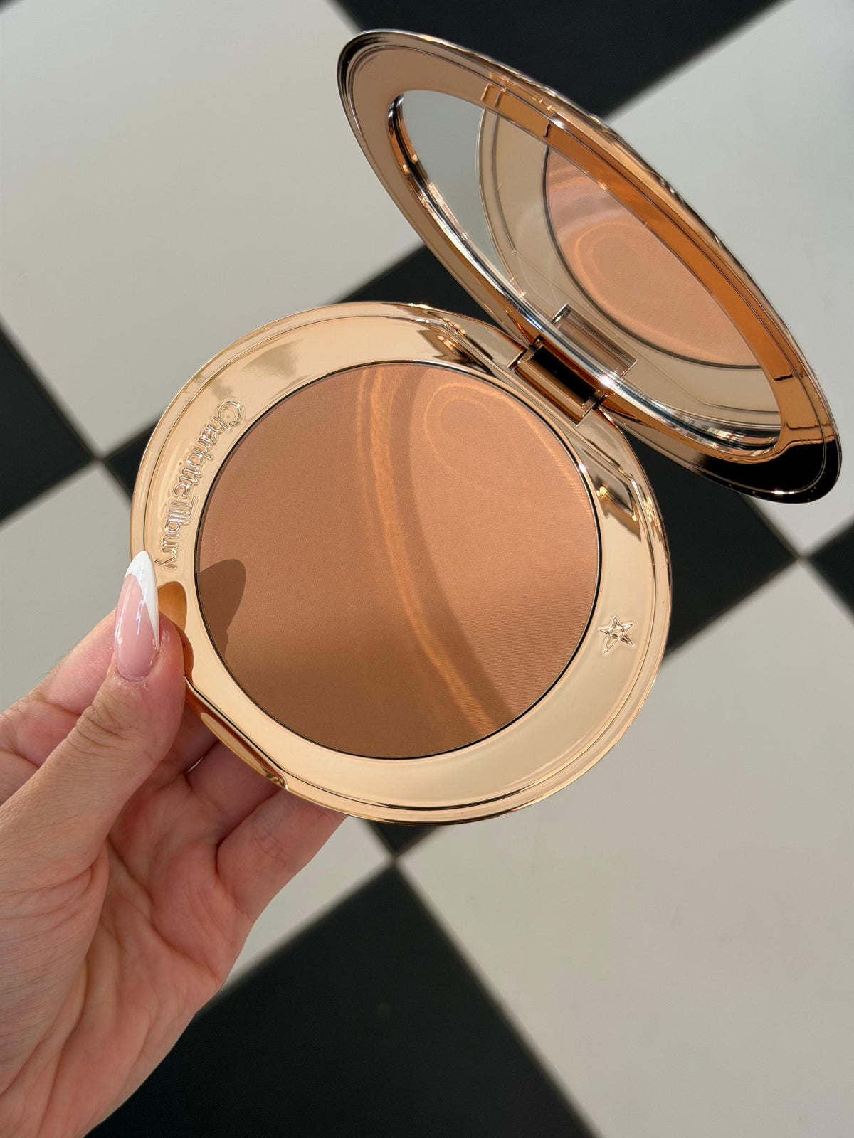 CHARLOTTE TILBURY Airbrush Bronzer (2)
Matte Bronzing Filter For Face And Body