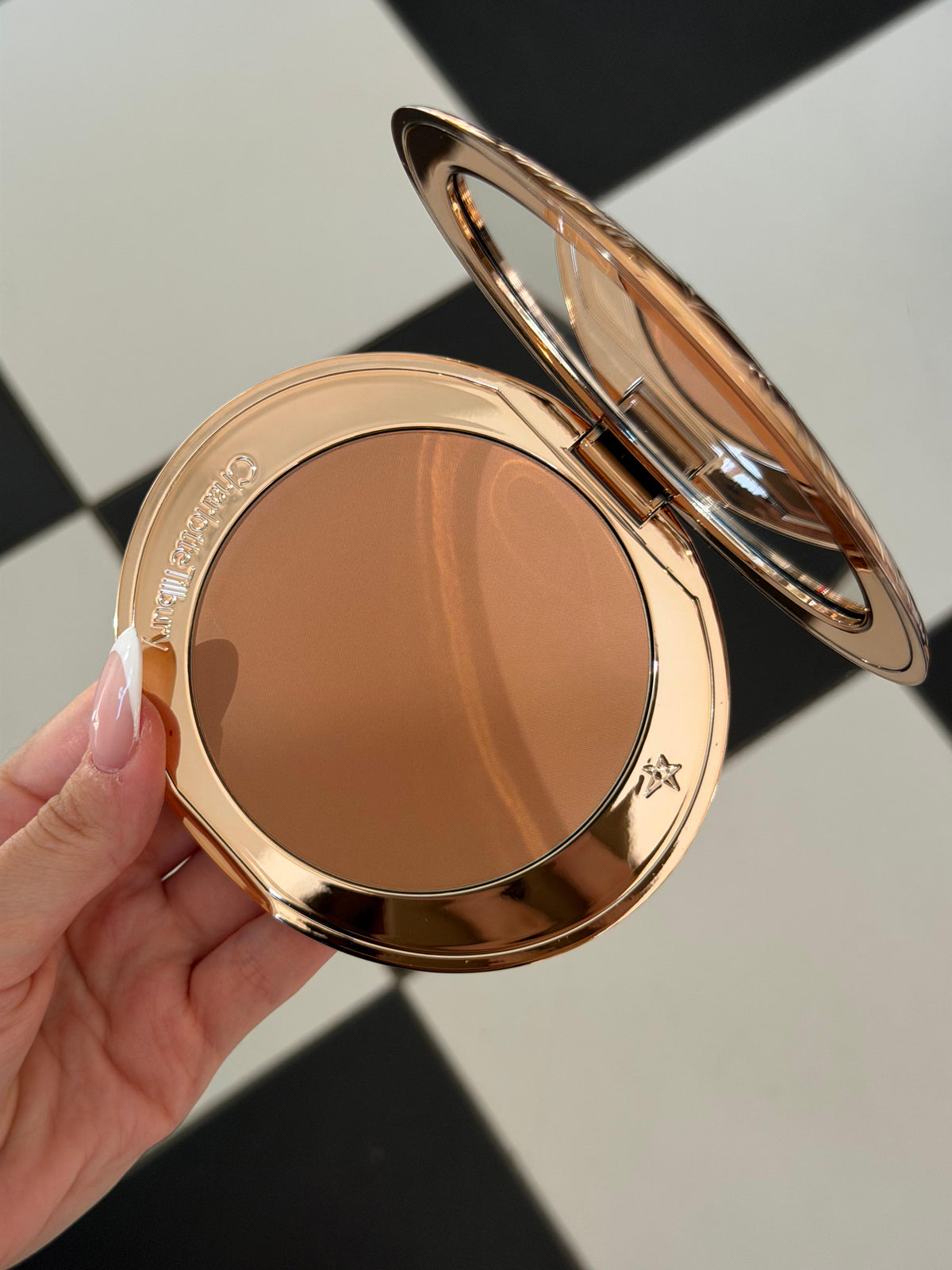 CHARLOTTE TILBURY Airbrush Bronzer (2)
Matte Bronzing Filter For Face And Body