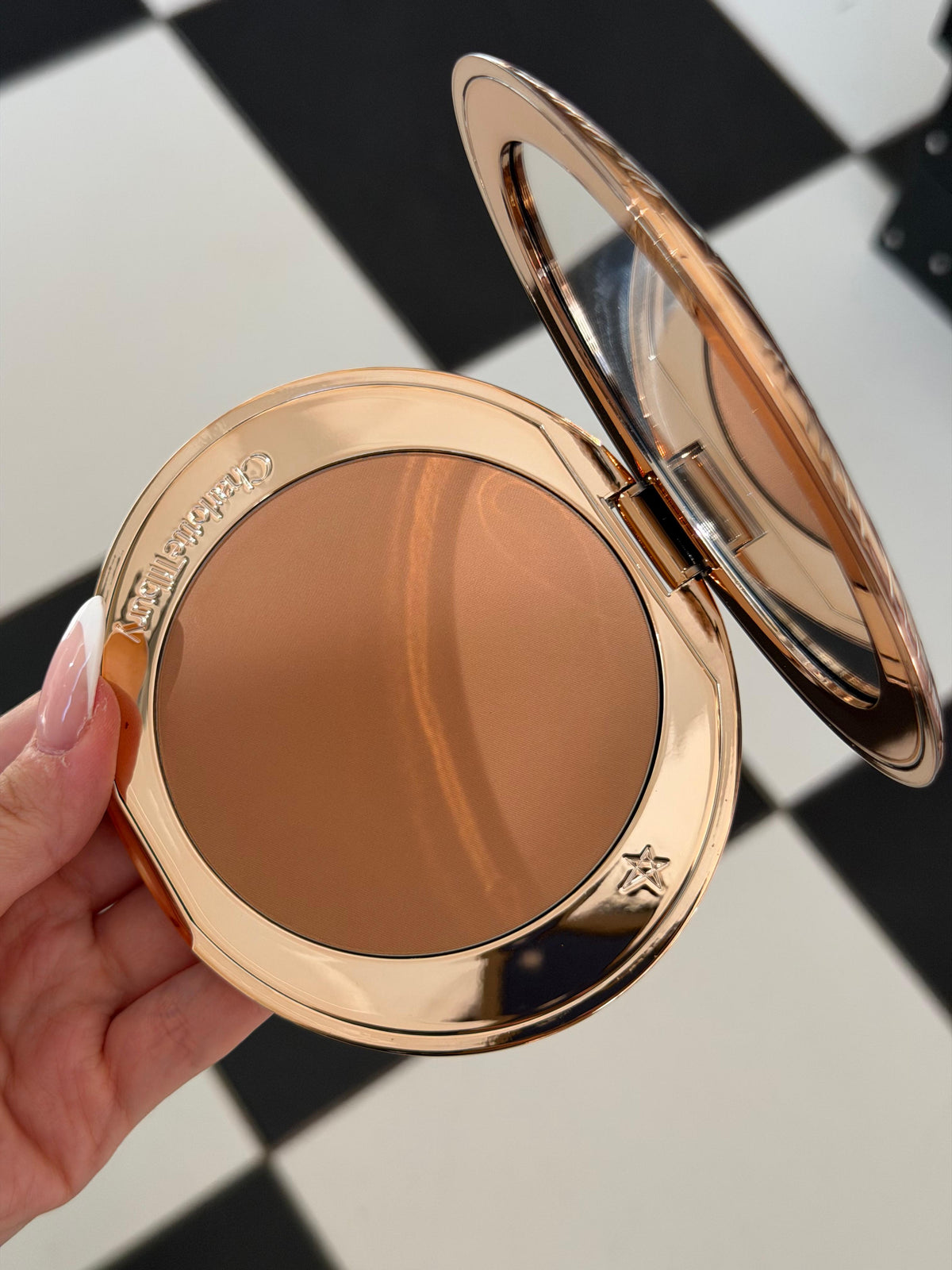 CHARLOTTE TILBURY Airbrush Bronzer (2)
Matte Bronzing Filter For Face And Body