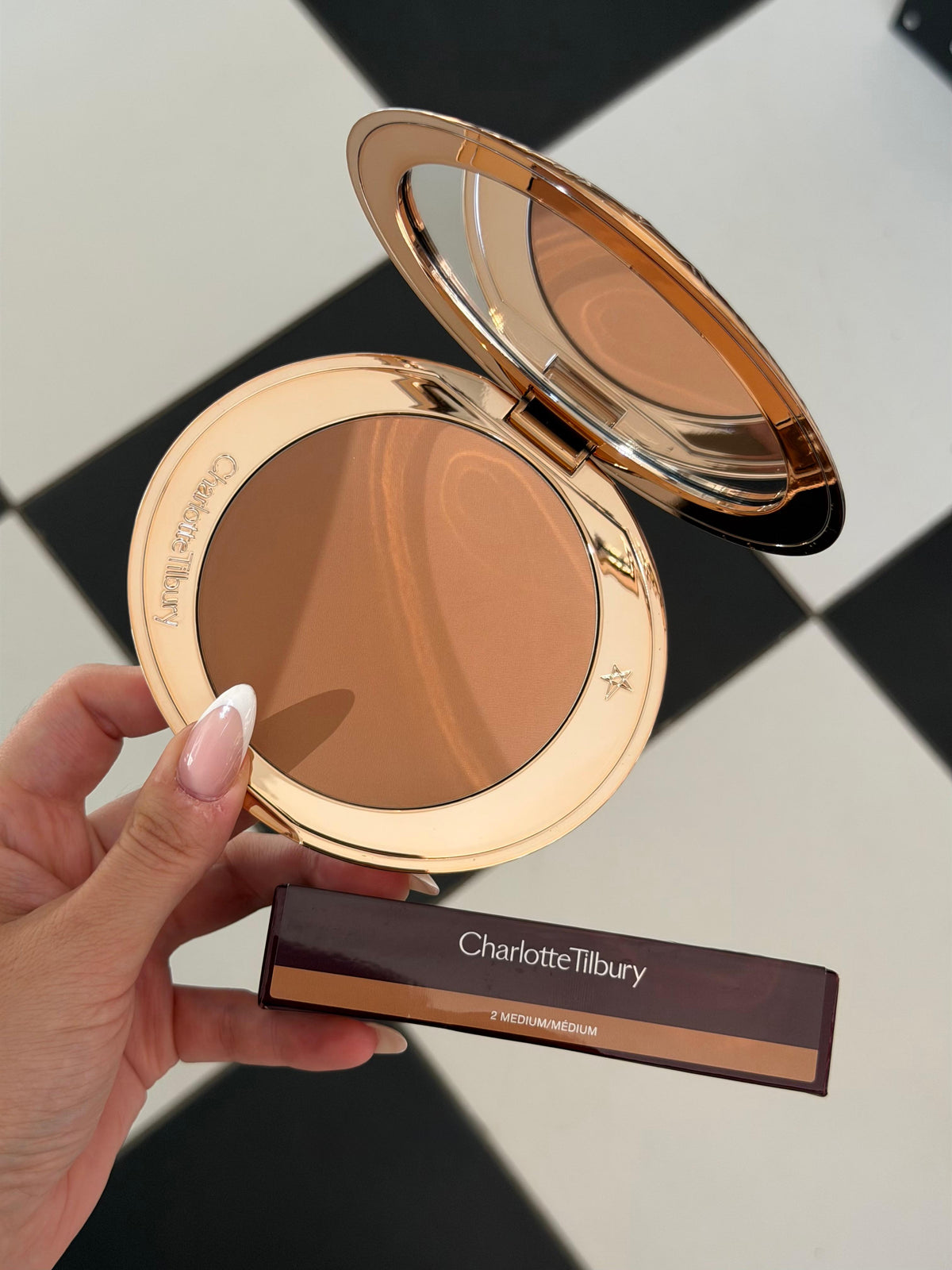 CHARLOTTE TILBURY Airbrush Bronzer (2)
Matte Bronzing Filter For Face And Body