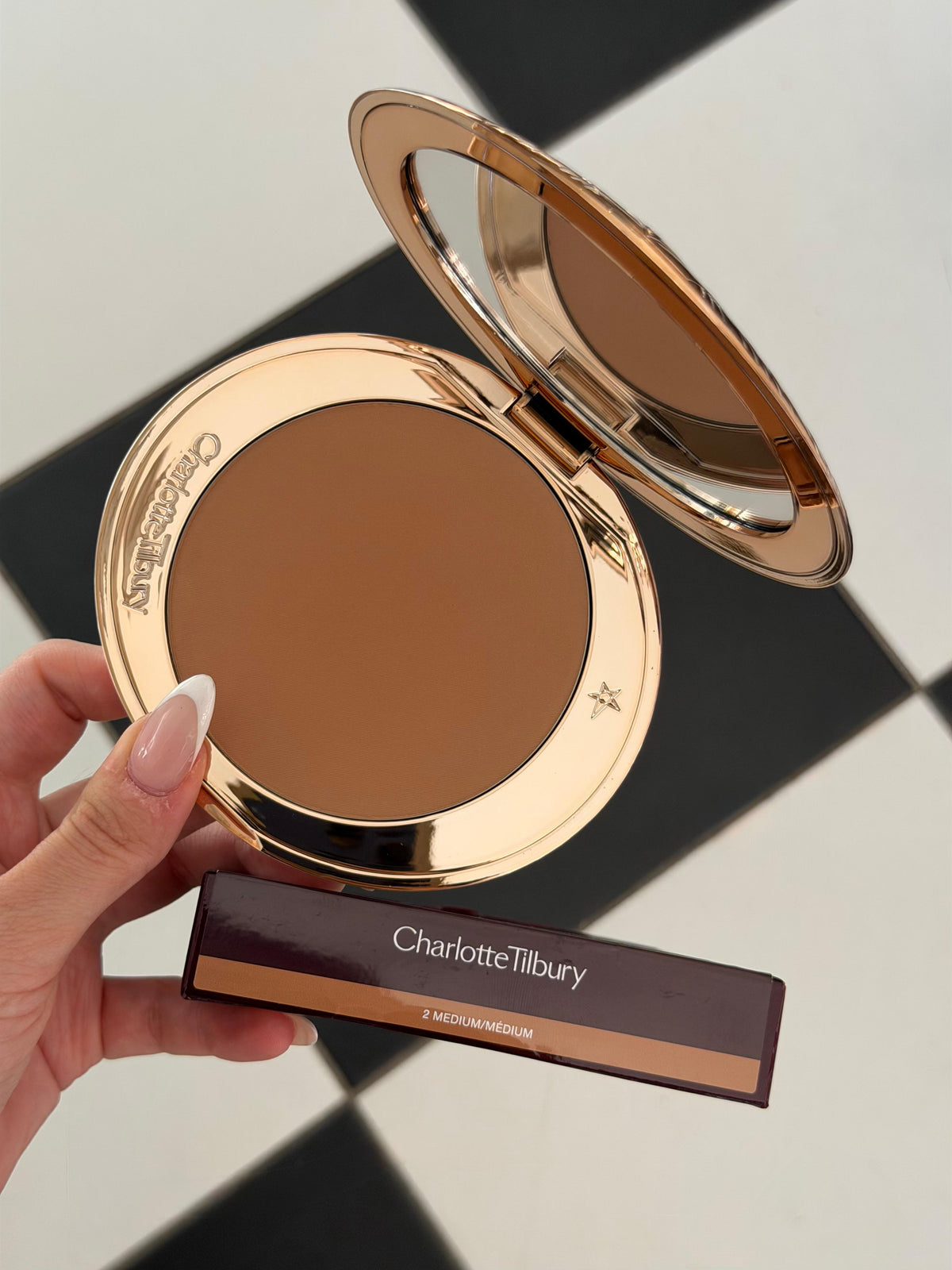 CHARLOTTE TILBURY Airbrush Bronzer (2)
Matte Bronzing Filter For Face And Body