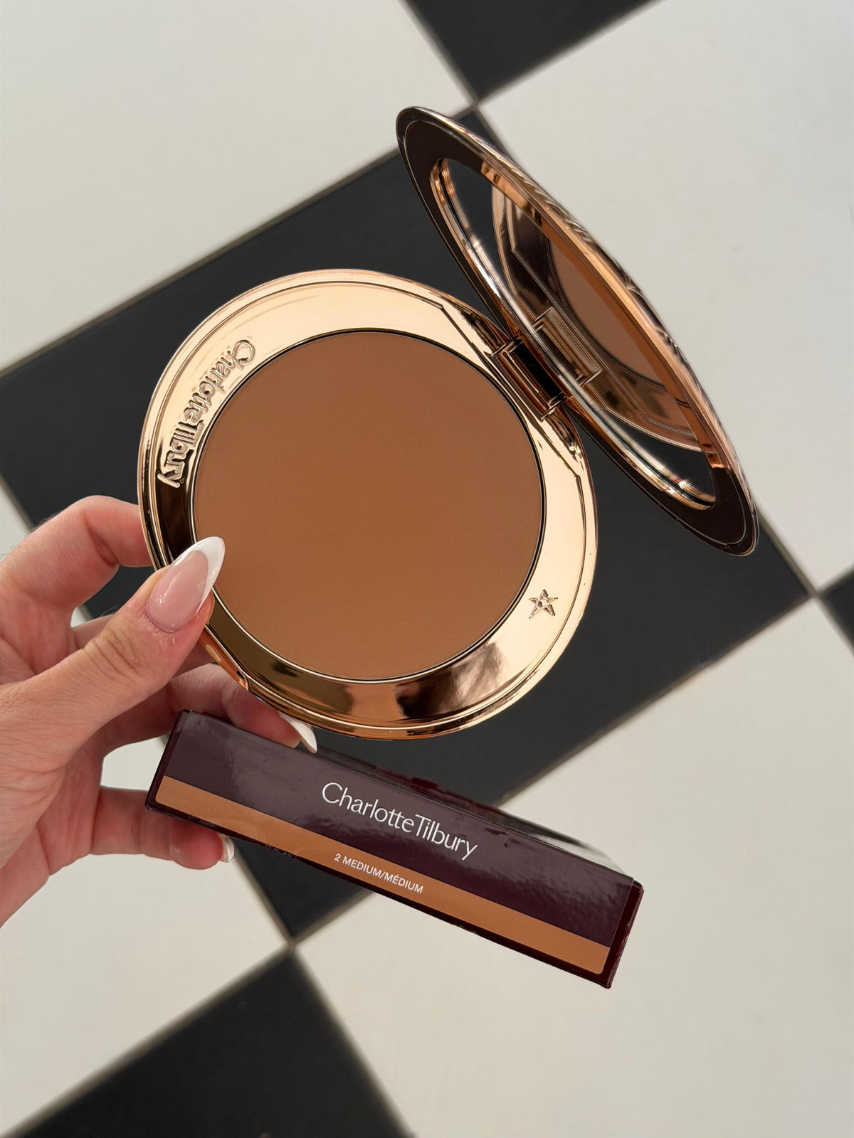 CHARLOTTE TILBURY Airbrush Bronzer (2)
Matte Bronzing Filter For Face And Body