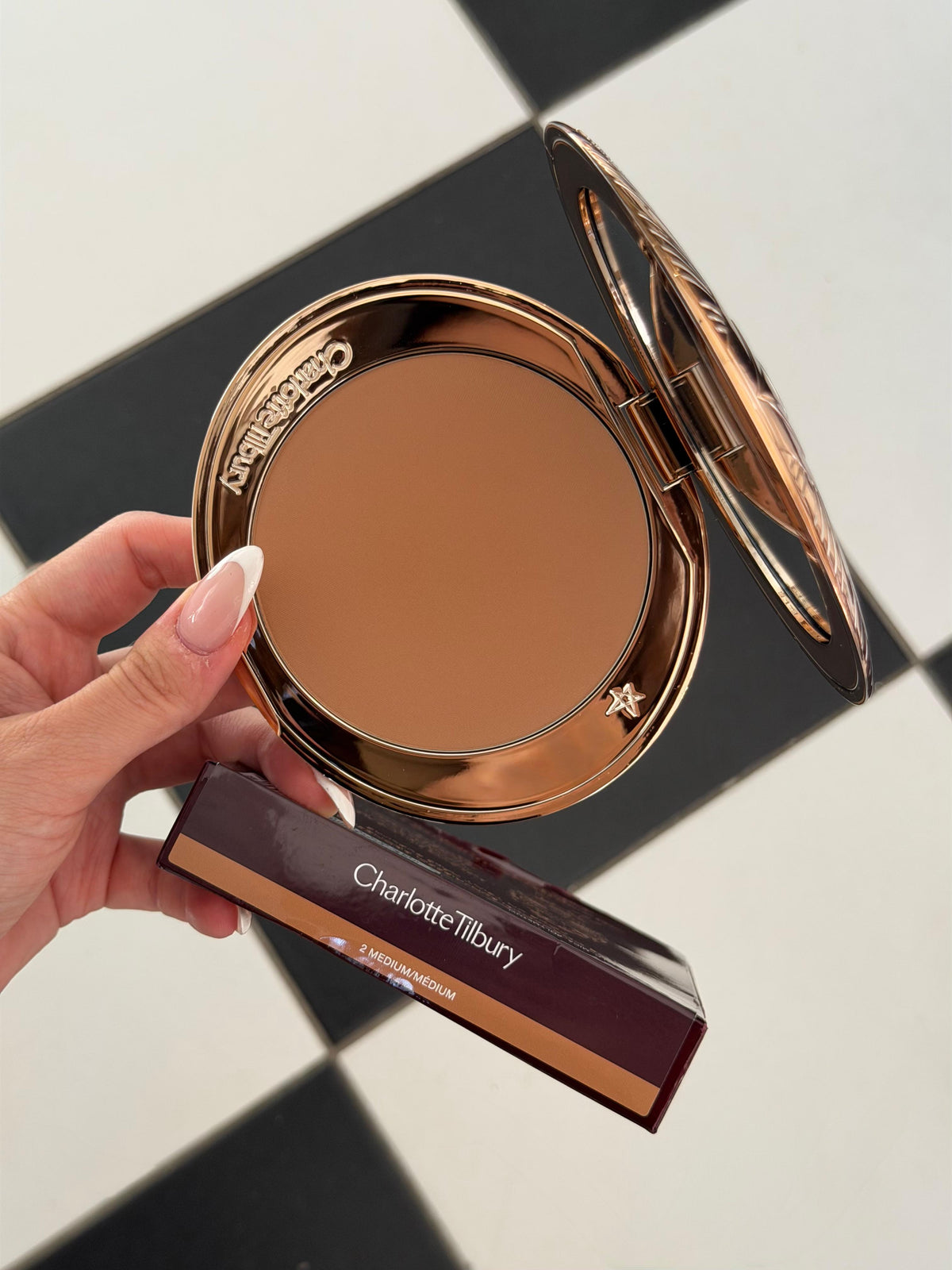 CHARLOTTE TILBURY Airbrush Bronzer (2)
Matte Bronzing Filter For Face And Body