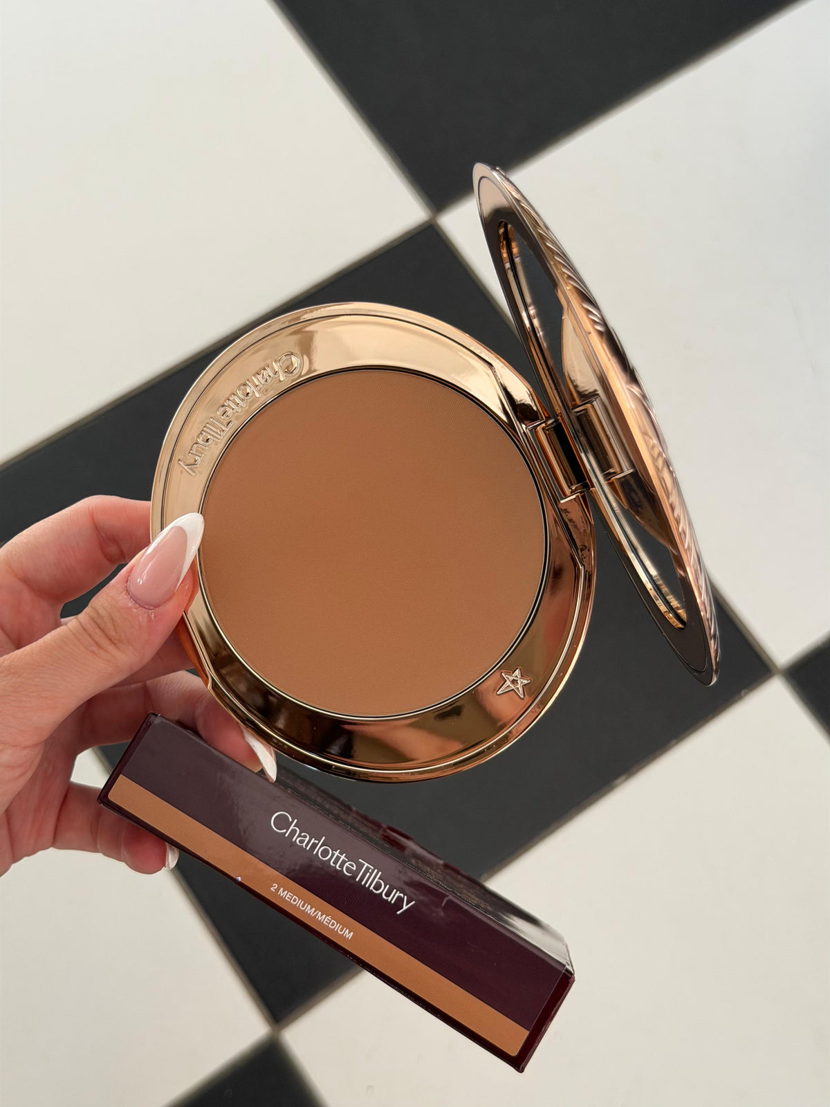 CHARLOTTE TILBURY Airbrush Bronzer (2)
Matte Bronzing Filter For Face And Body