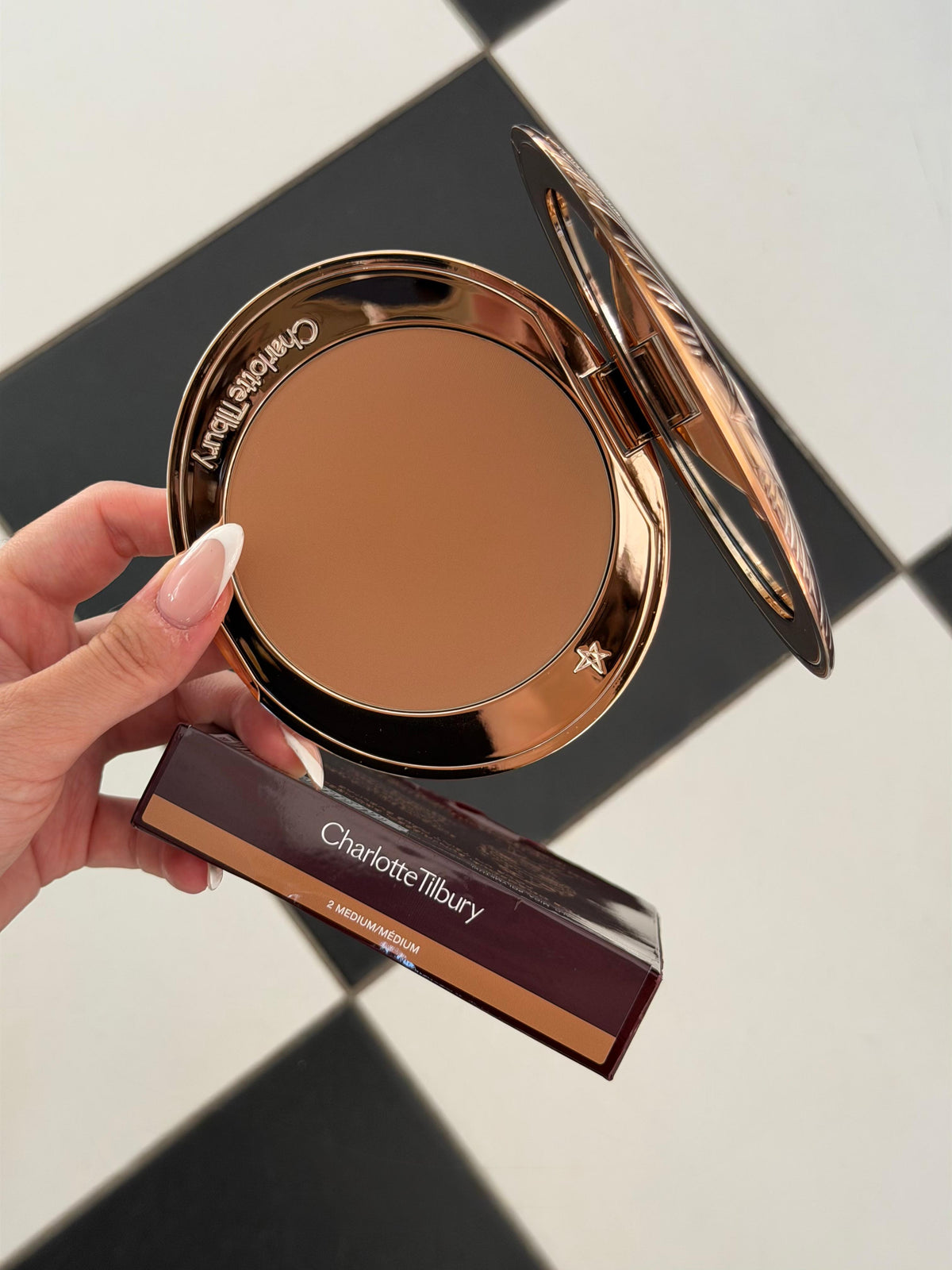 CHARLOTTE TILBURY Airbrush Bronzer (2)
Matte Bronzing Filter For Face And Body