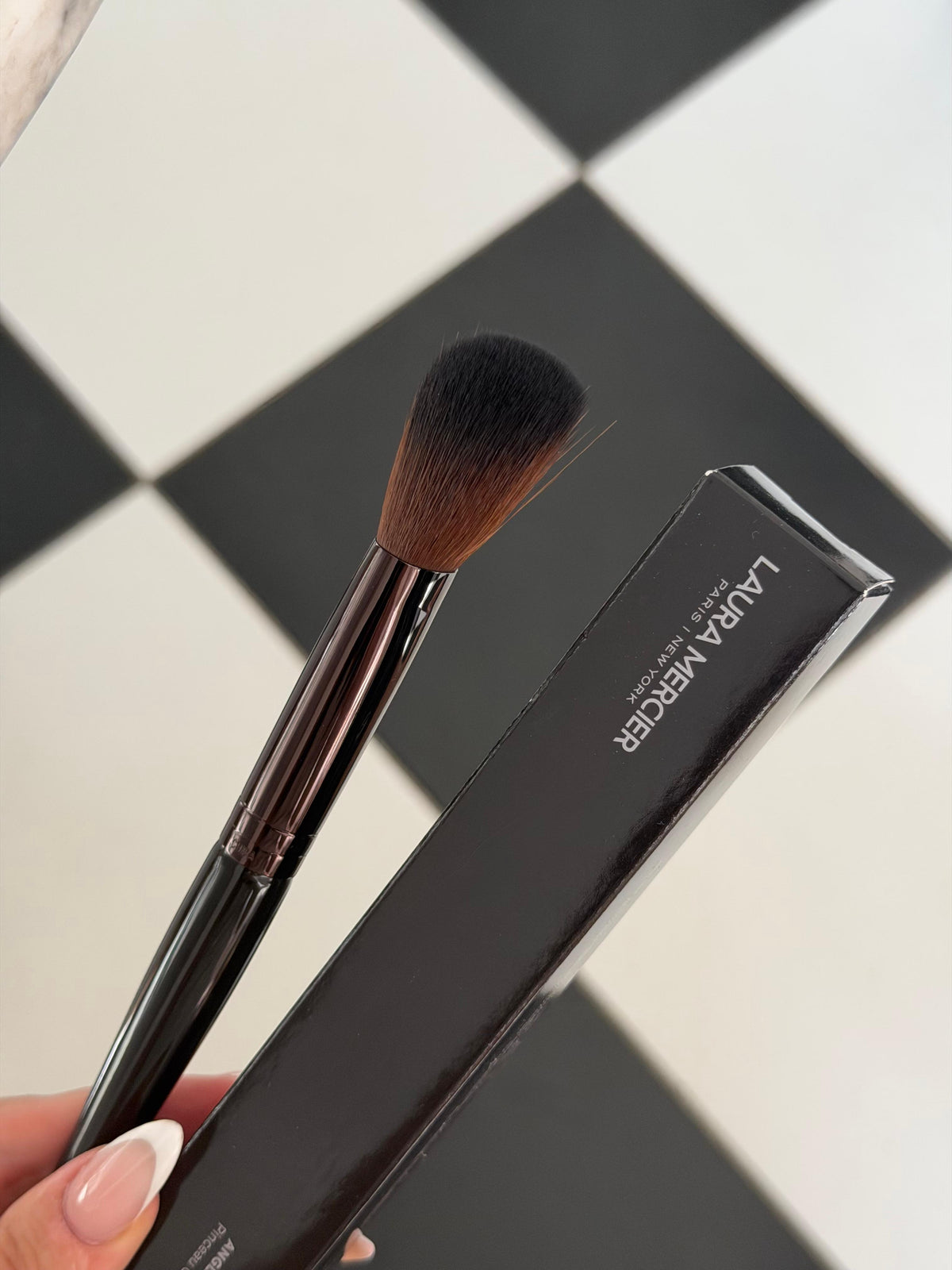 LAURA MERCIER Angled Cheek Contour Brush