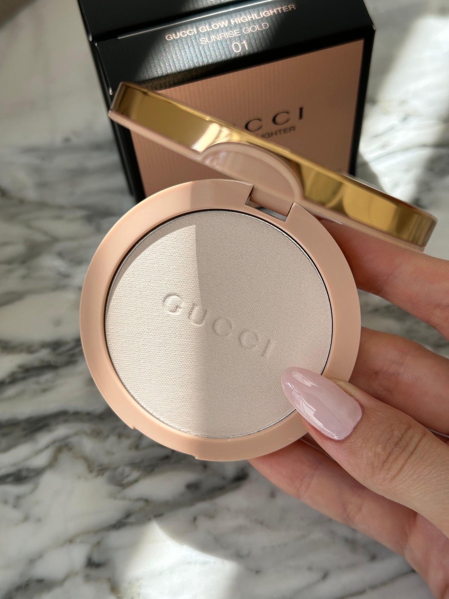 GUCCI Glow Highlighter (01)
Multi-Use Silky Illuminating Powder