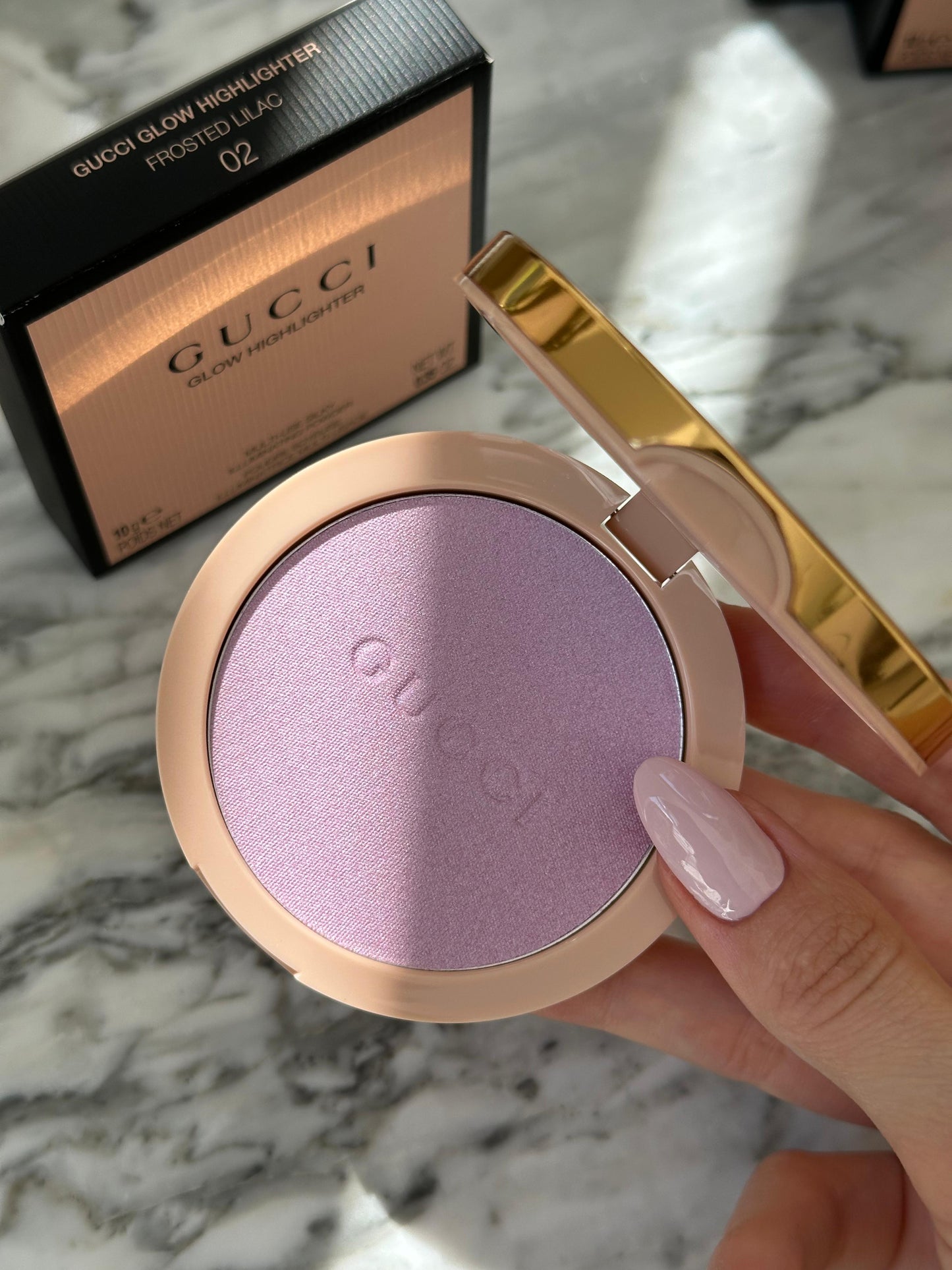GUCCI Glow Highlighter (02)
Multi-Use Silky Illuminating Powder