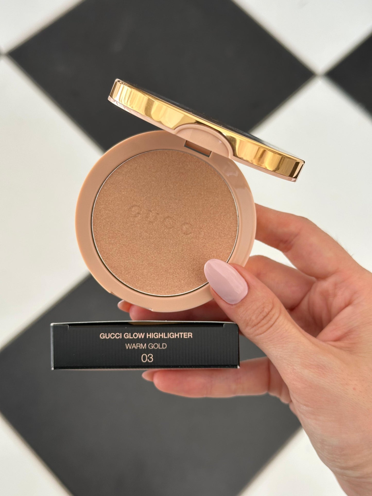 GUCCI Glow Highlighter (03)
Multi-Use Silky Illuminating Powder