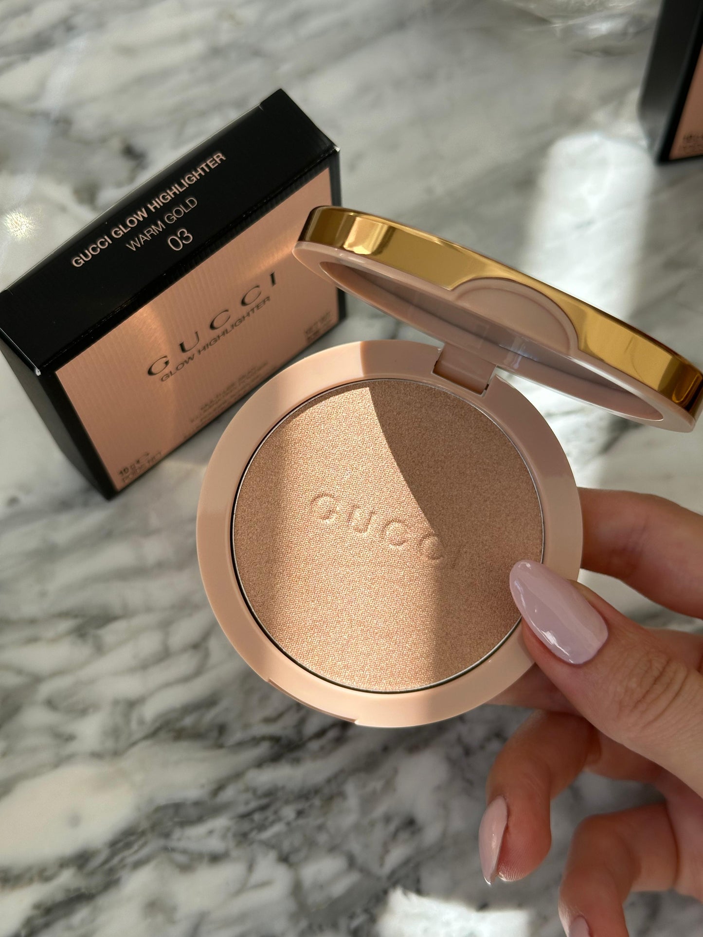 GUCCI Glow Highlighter (03)
Multi-Use Silky Illuminating Powder