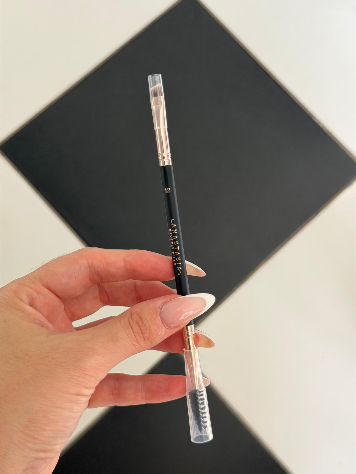 ANASTASIA BEVERLY HILLS Brush (12)
Dual-Ended Firm Angled Brush