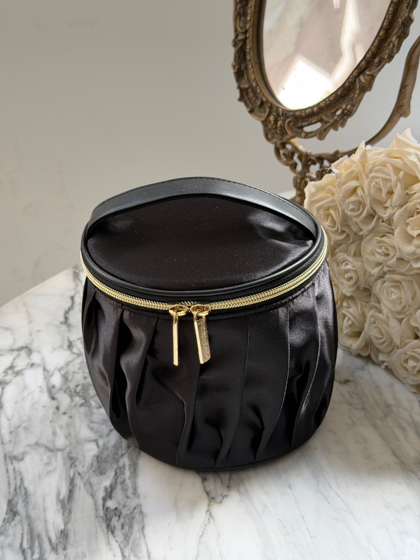 SENSAI
Black Beauty Pouch Set