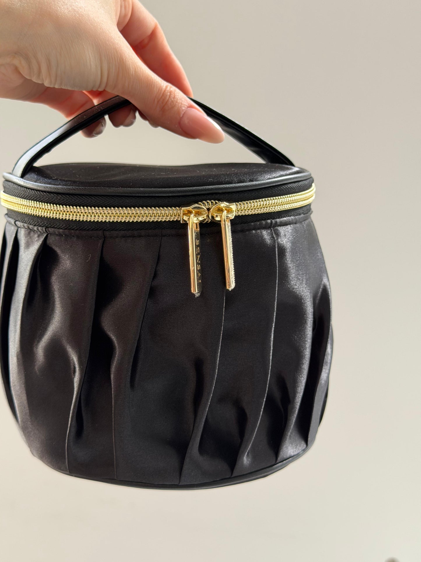 SENSAI
Black Beauty Pouch Set