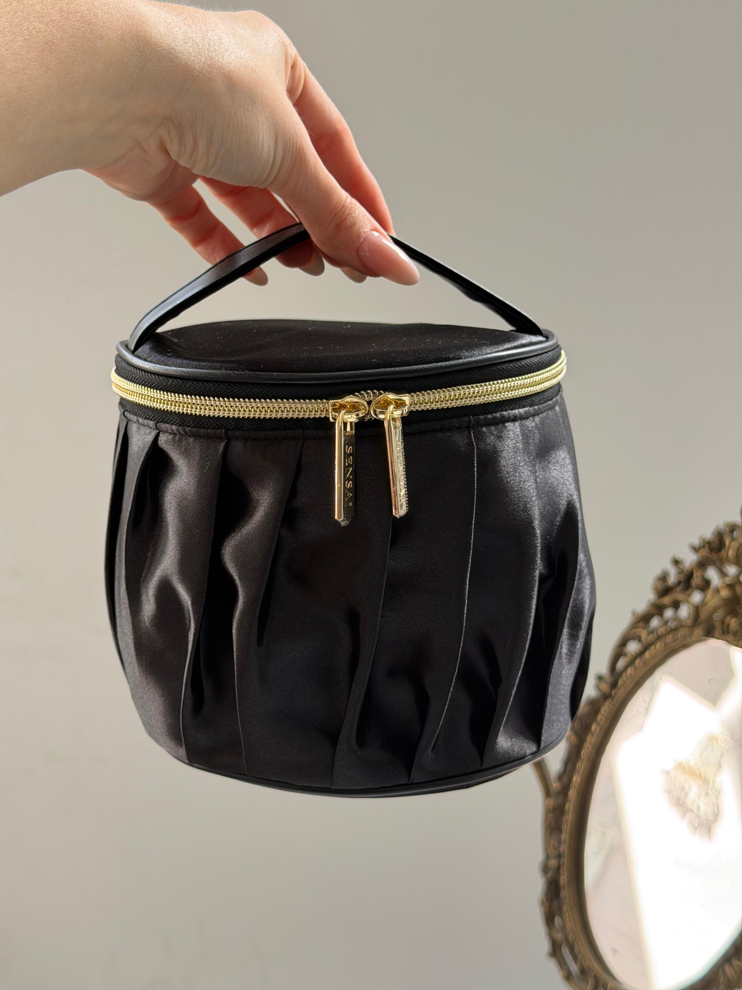 SENSAI
Black Beauty Pouch Set