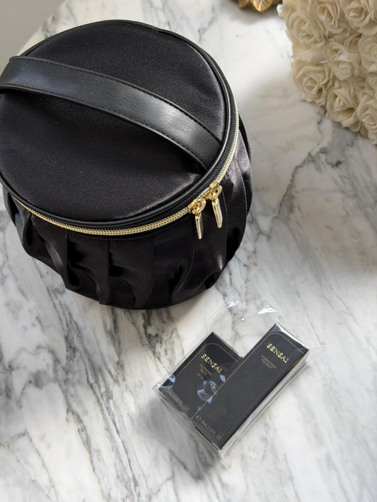 SENSAI
Black Beauty Pouch Set