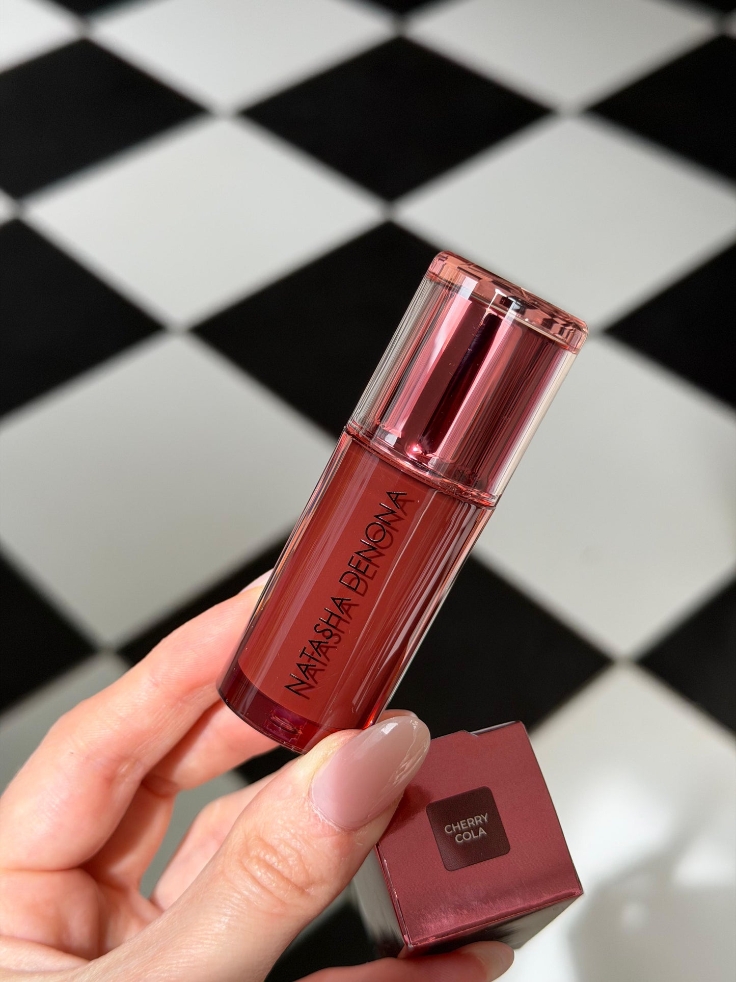 NATASHA DENONA Hy-Gloss
Hy-Brid Tinted Gloss Balm - Cherry Cola