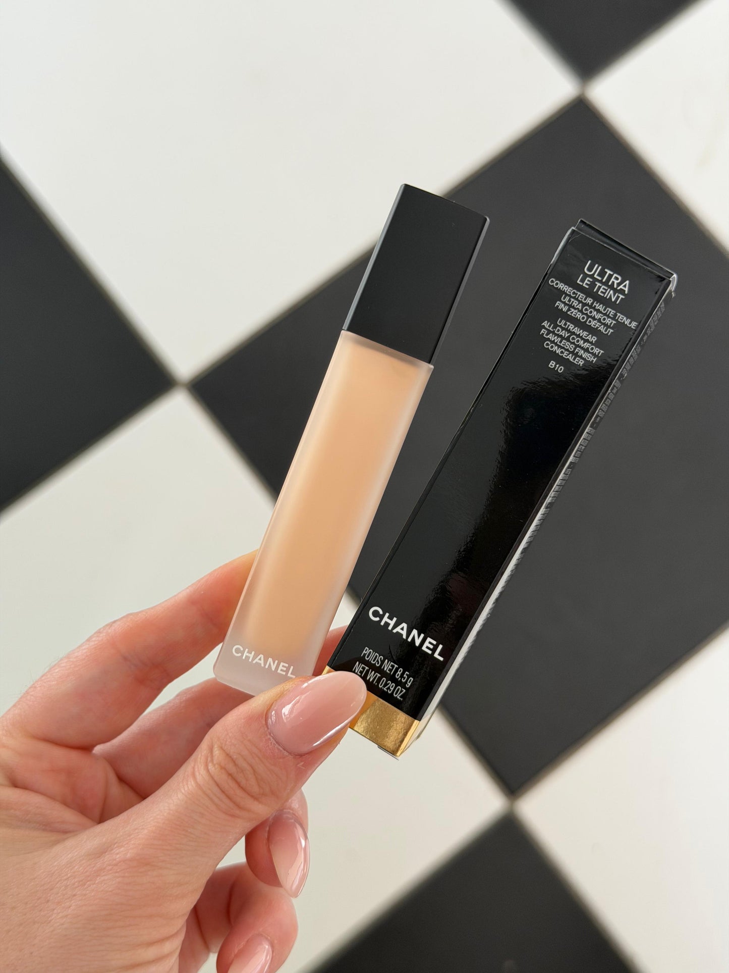 CHANEL Ultra Le Teint
Ultrawear All-Day Comfort Flawless Finish Concealer (B10)
