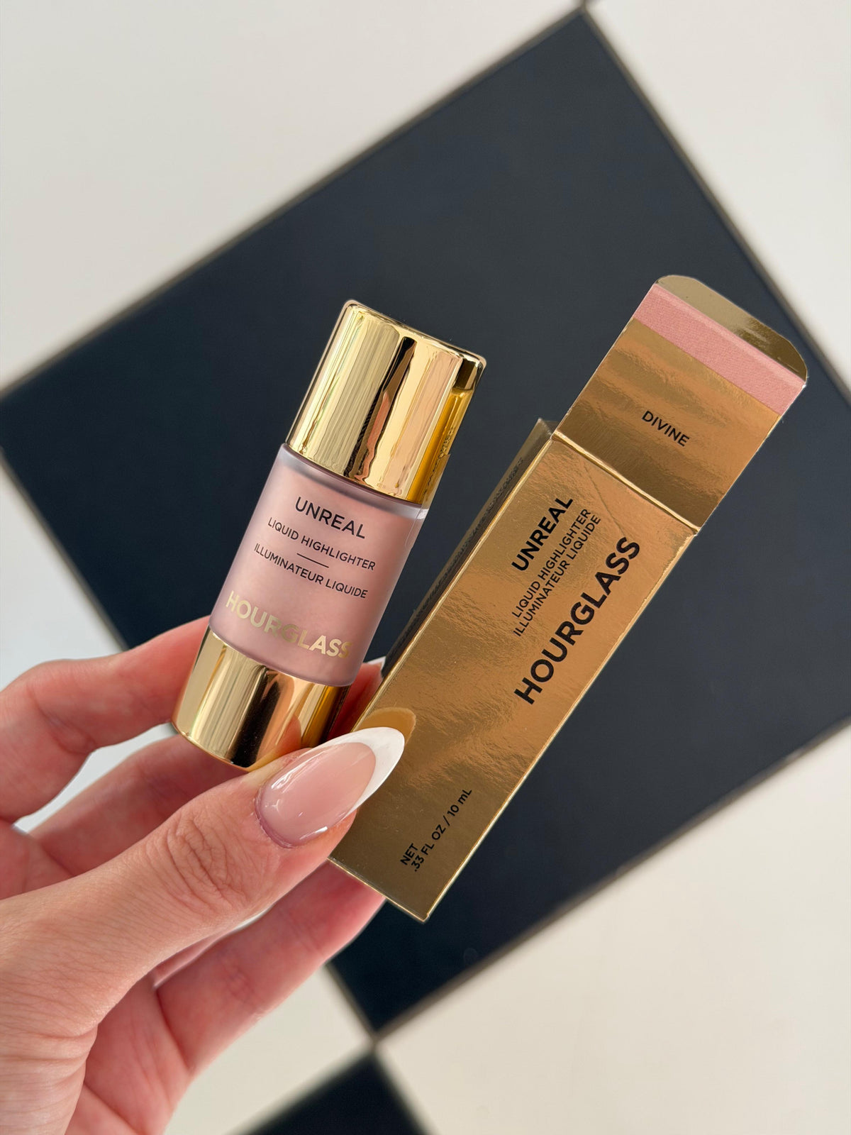 HOURGLASS Unreal Radiant Glow Liquid Highlighter - Divine