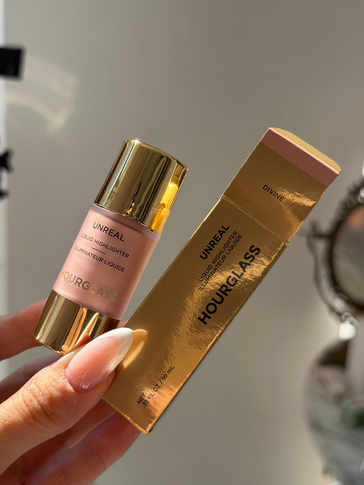 HOURGLASS Unreal Radiant Glow Liquid Highlighter - Divine