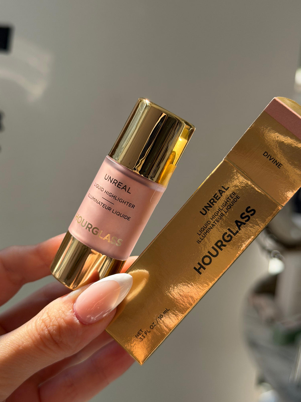 HOURGLASS Unreal Radiant Glow Liquid Highlighter - Divine