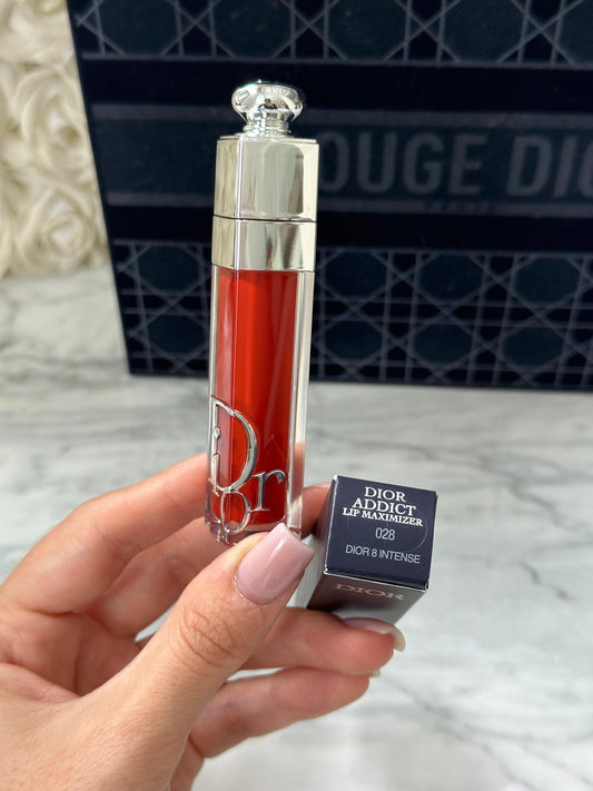 DIOR Addict Lip Maximizer (028)
Plumping Gloss - Instant and Long-Term Volume Effect - 24h Hydration