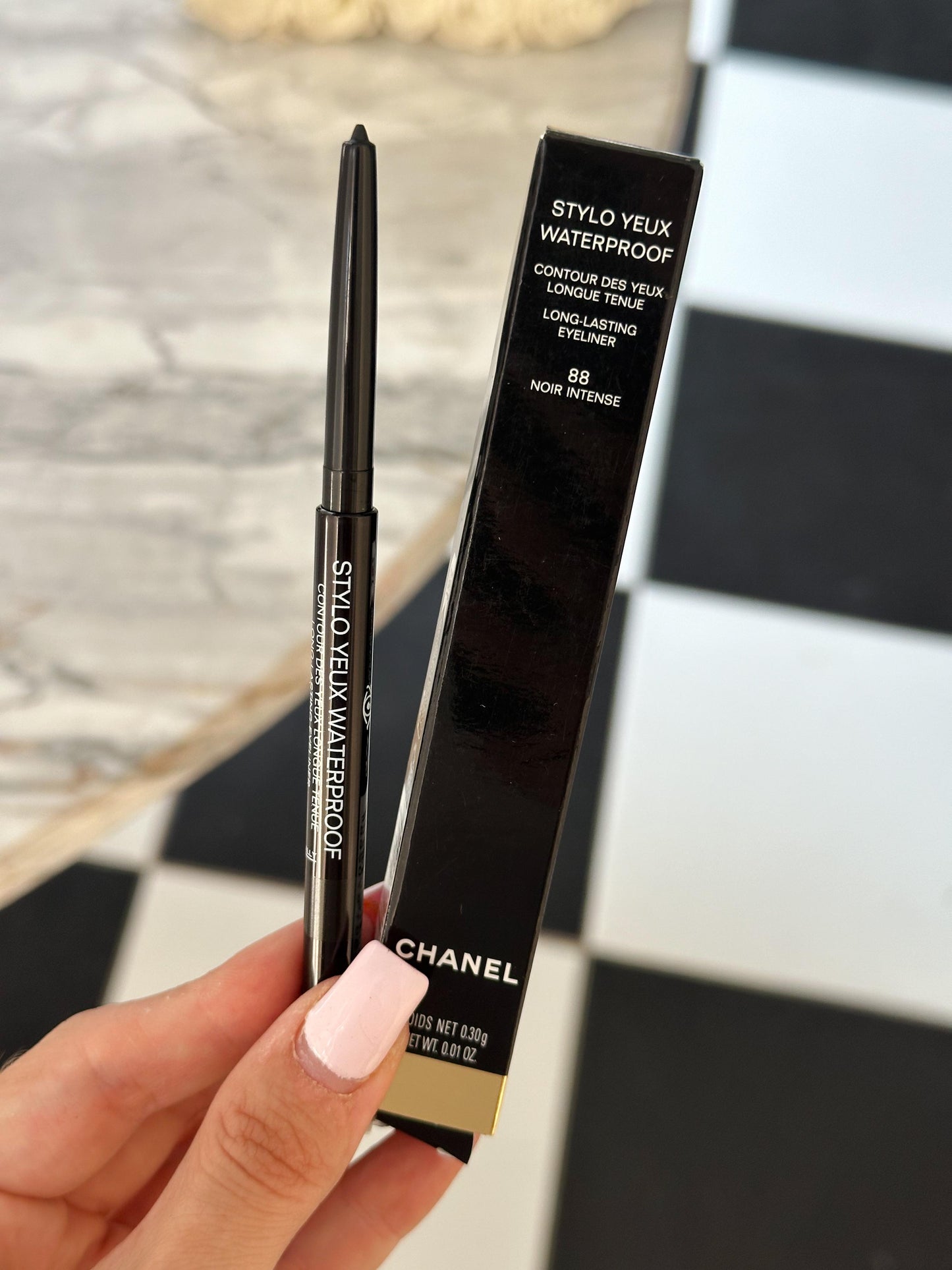 CHANEL Stylo Eyes Waterproof (88)
Long-Lasting Eyeliner