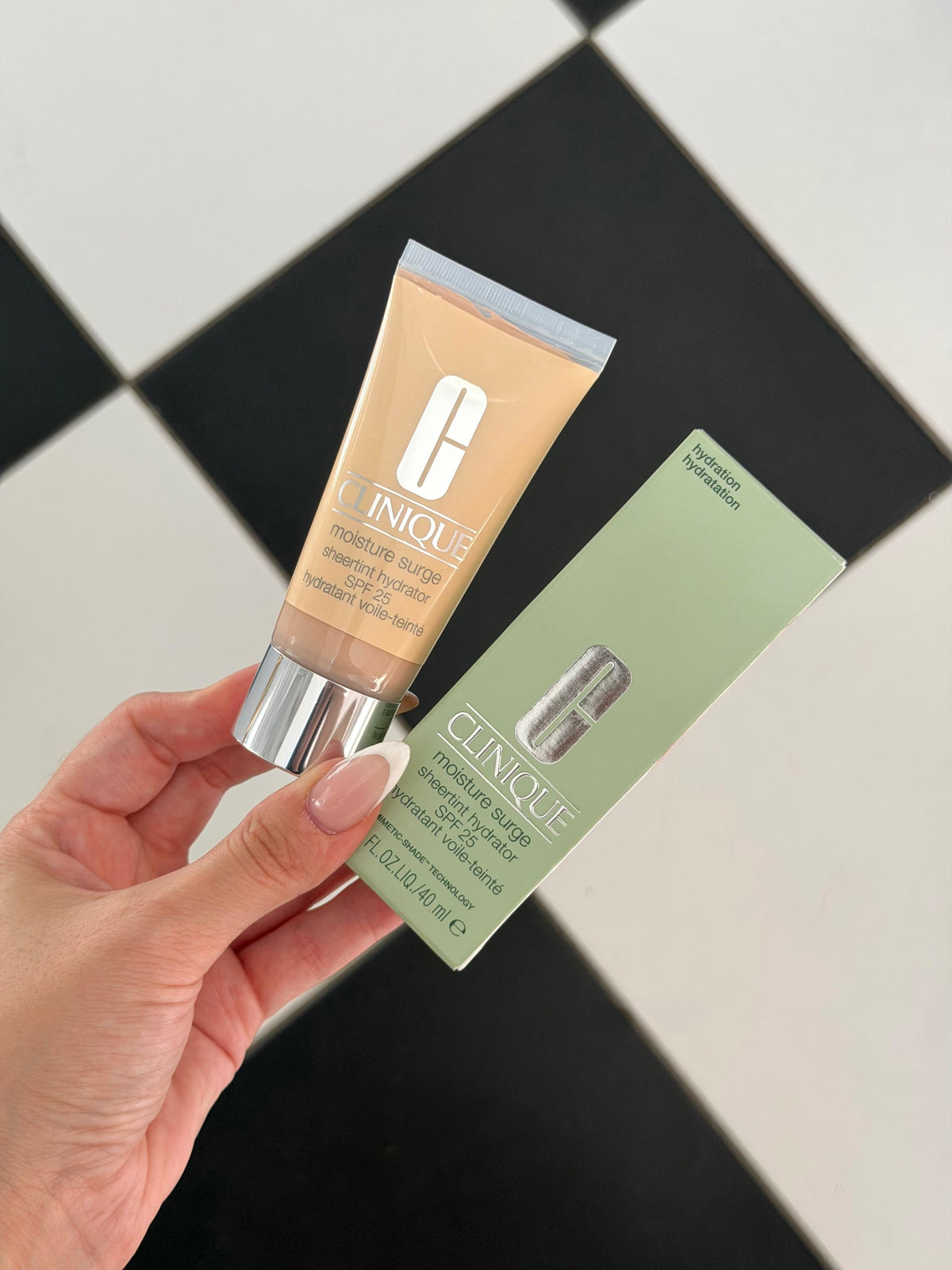 CLINIQUE Moisture Surge™ Sheertint Hydrator Broad Spectrum SPF25 - Universal Very Light