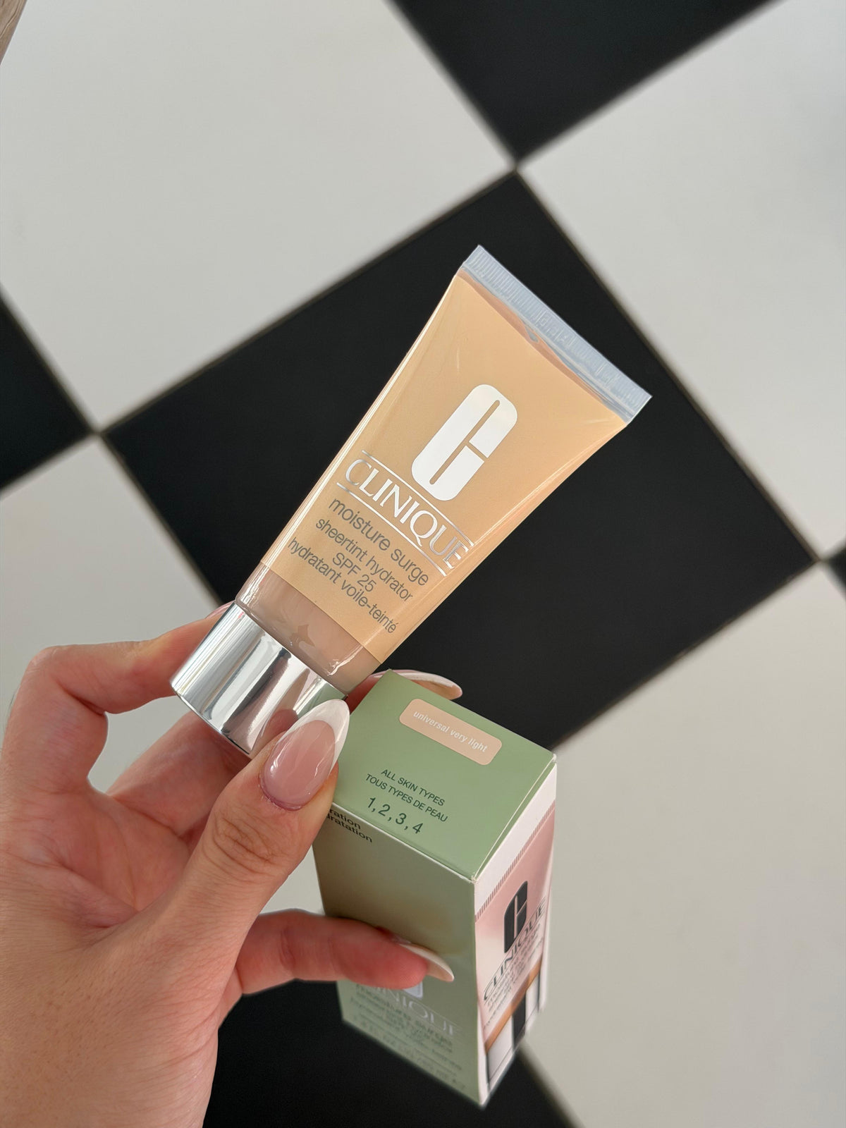 CLINIQUE Moisture Surge™ Sheertint Hydrator Broad Spectrum SPF25 - Universal Very Light
