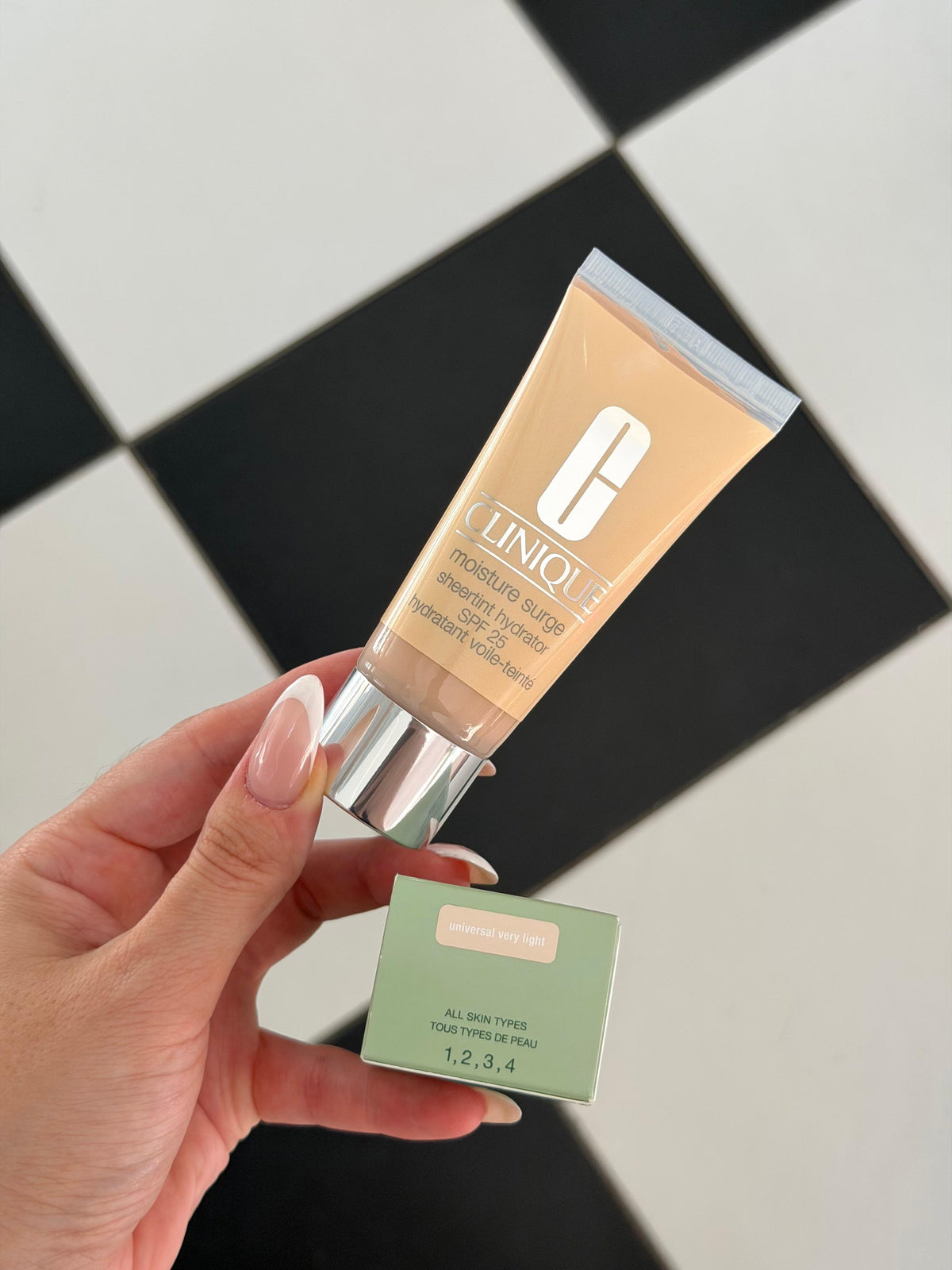 CLINIQUE Moisture Surge™ Sheertint Hydrator Broad Spectrum SPF25 - Universal Very Light
