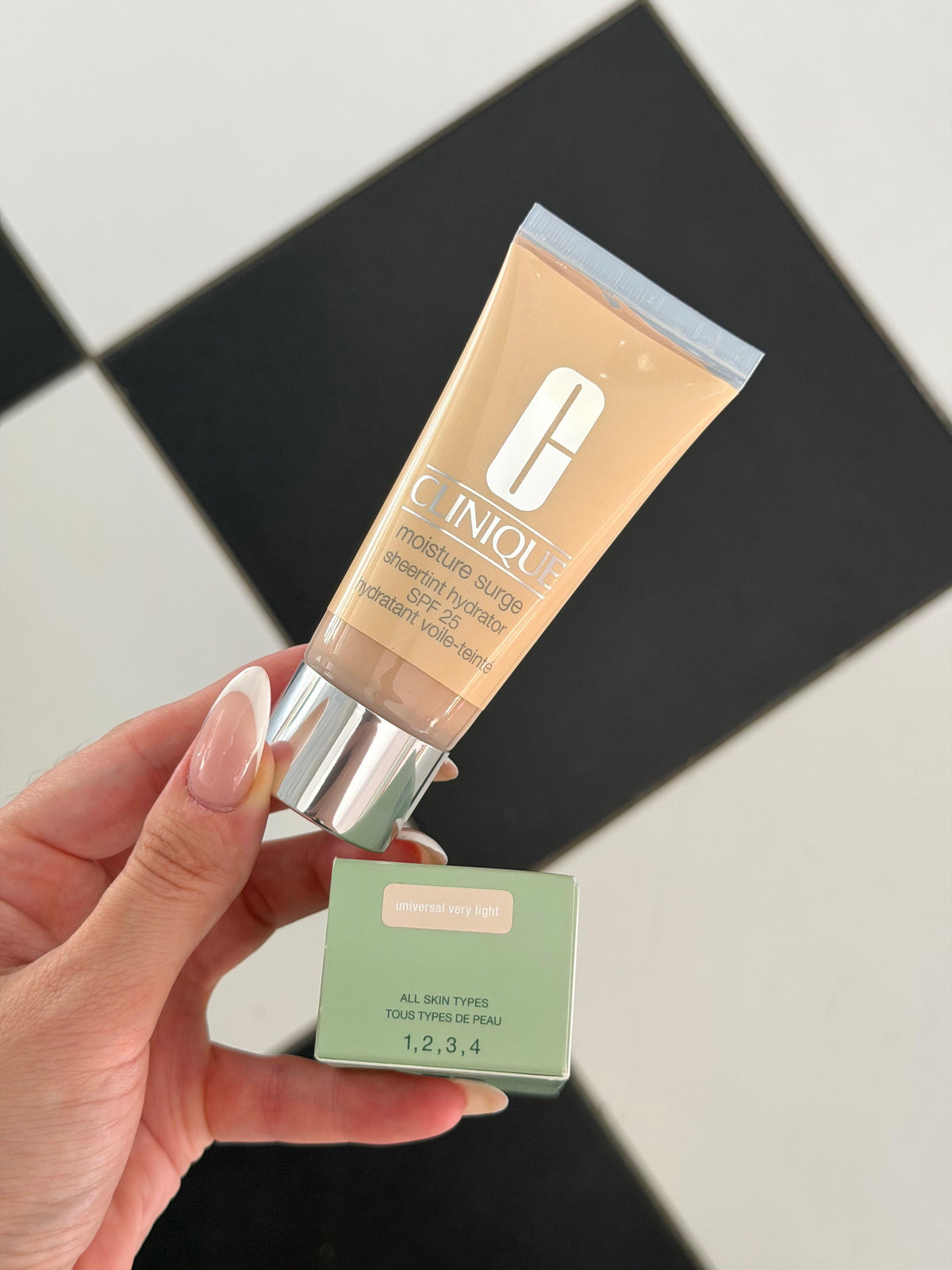 CLINIQUE Moisture Surge™ Sheertint Hydrator Broad Spectrum SPF25 - Universal Very Light