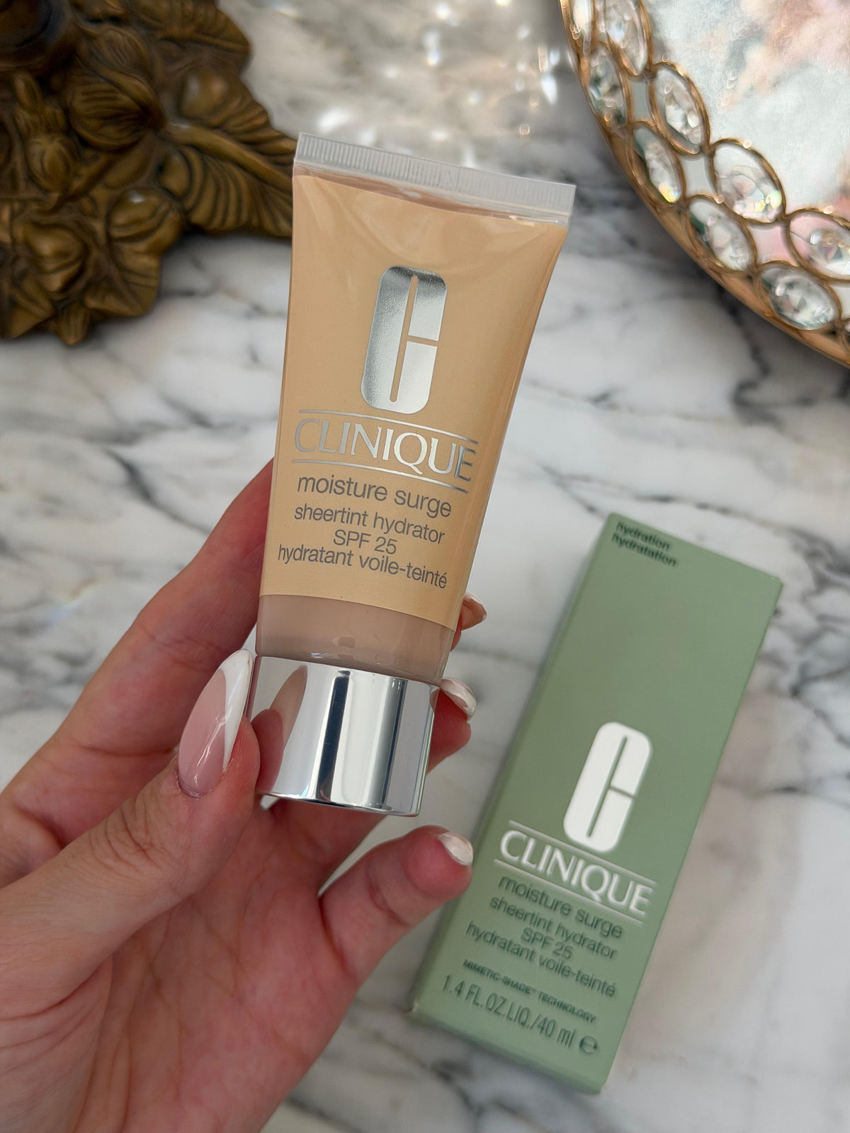 CLINIQUE Moisture Surge™ Sheertint Hydrator Broad Spectrum SPF25 - Universal Very Light