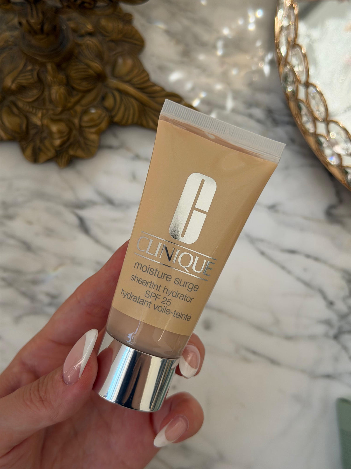 CLINIQUE Moisture Surge™ Sheertint Hydrator Broad Spectrum SPF25 - Universal Very Light