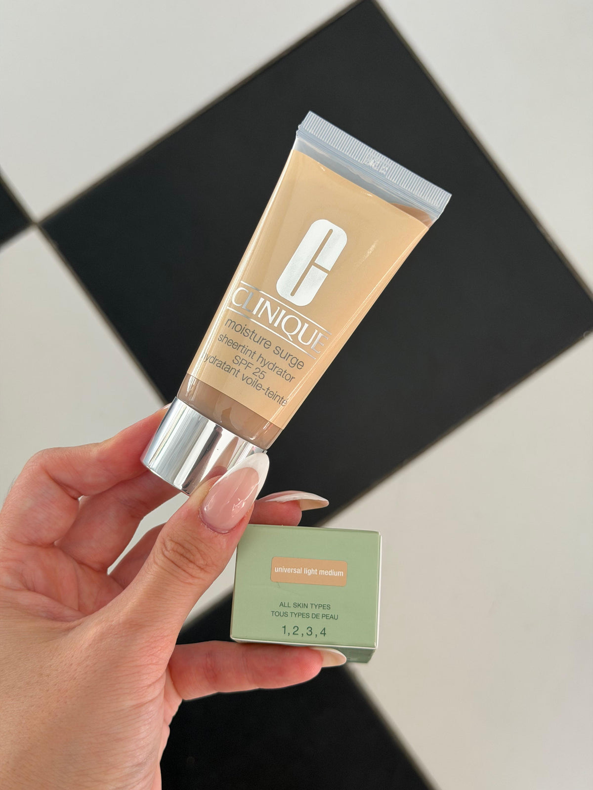 CLINIQUE Moisture Surge™ Sheertint Hydrator Broad Spectrum SPF25 - Universal Light Medium